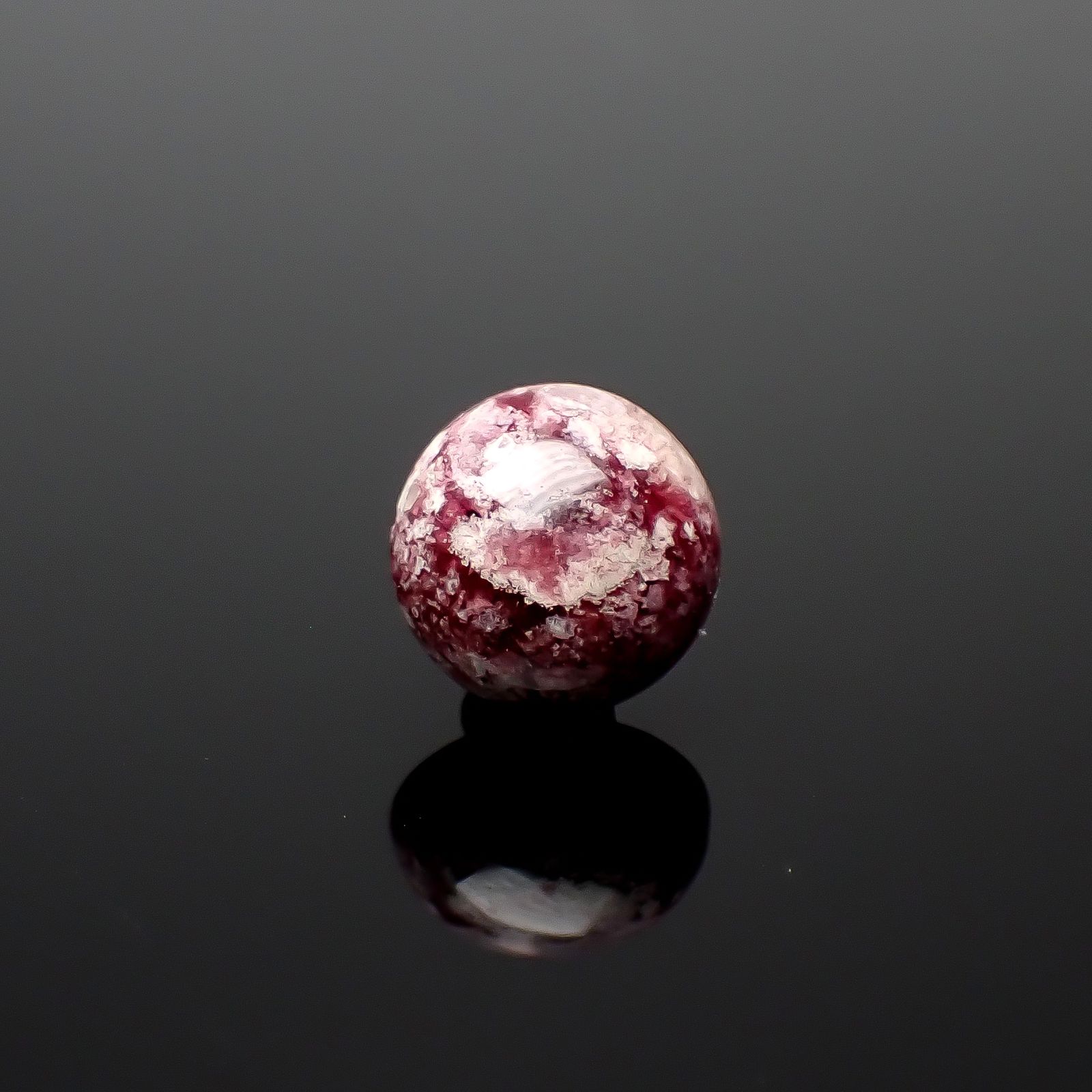 レッドベリル/ピンクベリル(母岩付き) アメリカ・ユタ州産 2.23ct [250530379]9x9mm前後