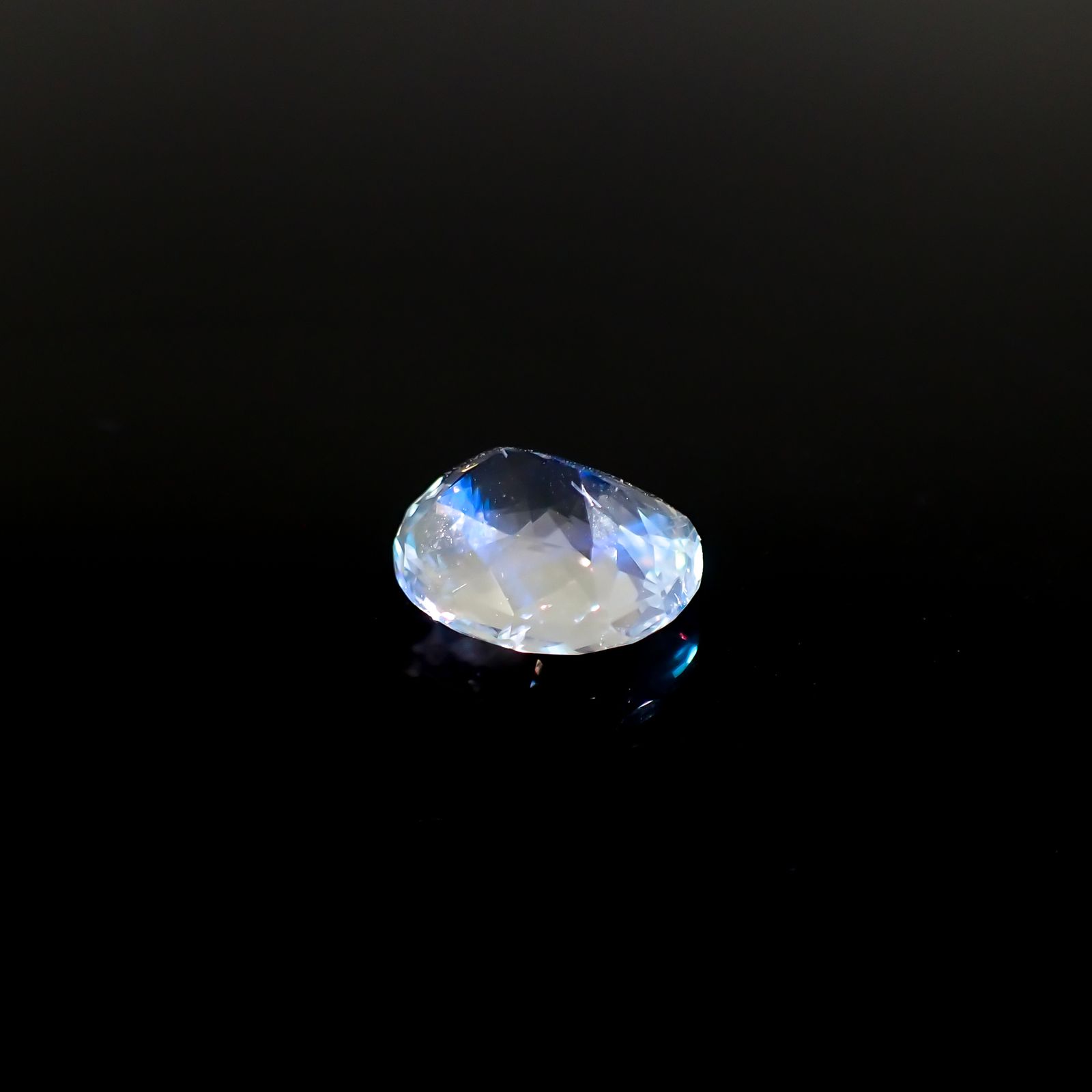レインボームーンストーン(宝石名ラブラドライト)マダガスカル産 3.224ct ソ付(彩珠)[240326938]10.5x9mm前後