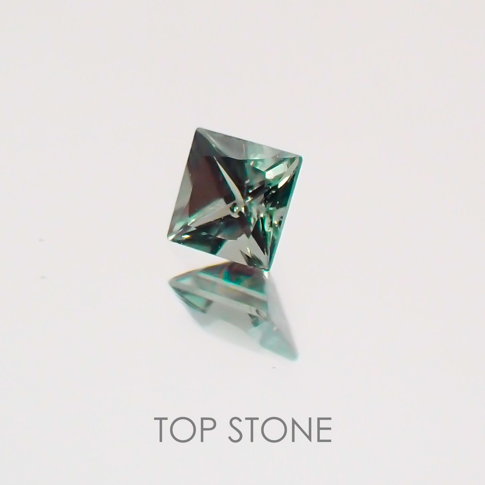 ◇プリンセスカット◇カラーチェンジガーネット(アレキタイプ) マダガスカル・ベキリー産産 ルース 0.11ct[21059878]2.7×2.7mm前後