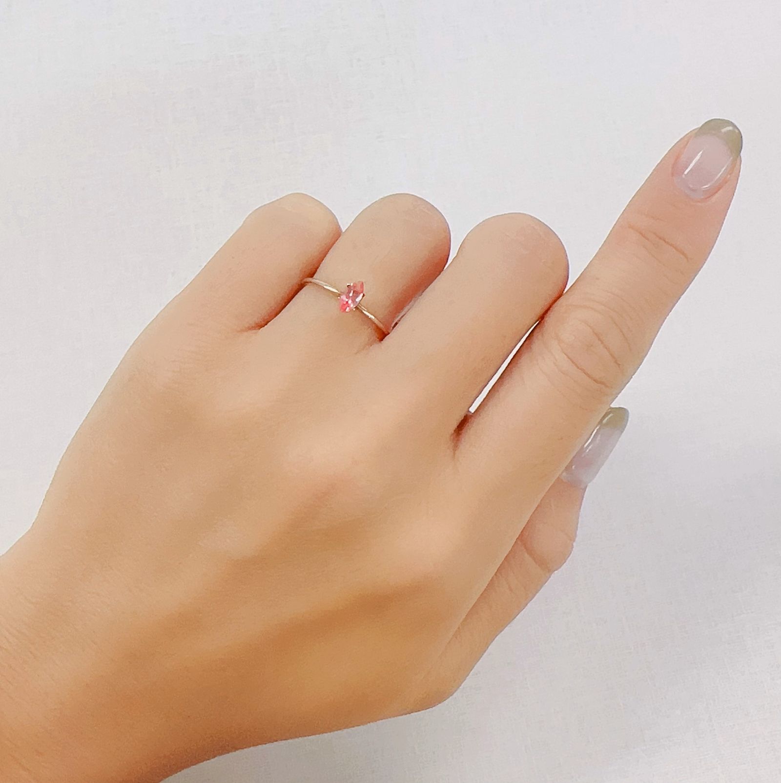 ホットピンクスピネル(宝石名ピンク・スピネル)タンザニア産 0.26ct 識別済[230823041]6.2x2.9mm前後