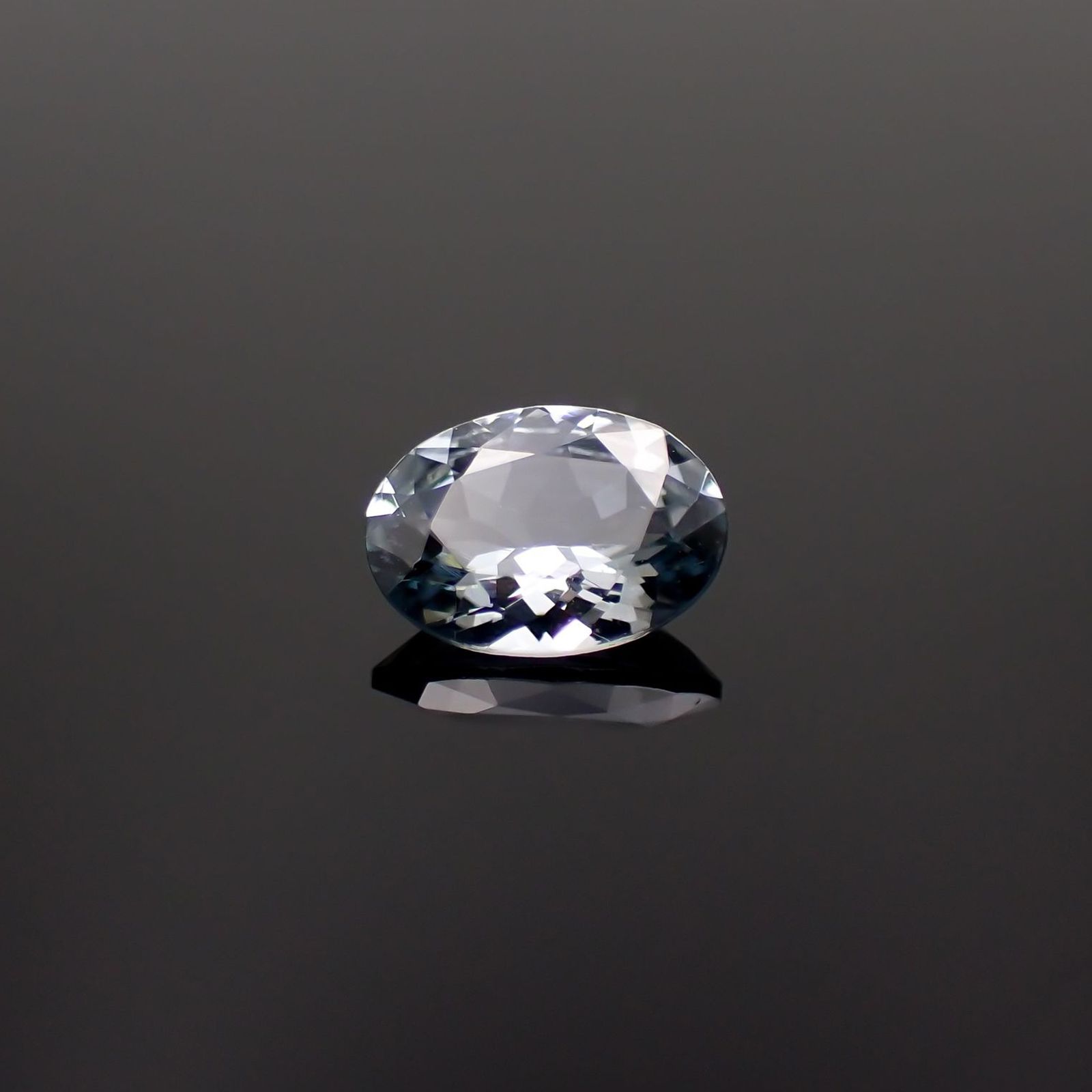 グレースピネル タンザニア産 0.74ct / 6.7x5mm前後 [251021552]