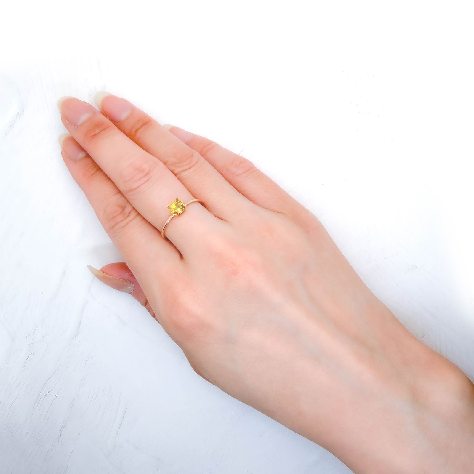 ゴールデンスフェーン マダガスカル産 0.41ct / 5.3x4.4mm前後 [260632360]