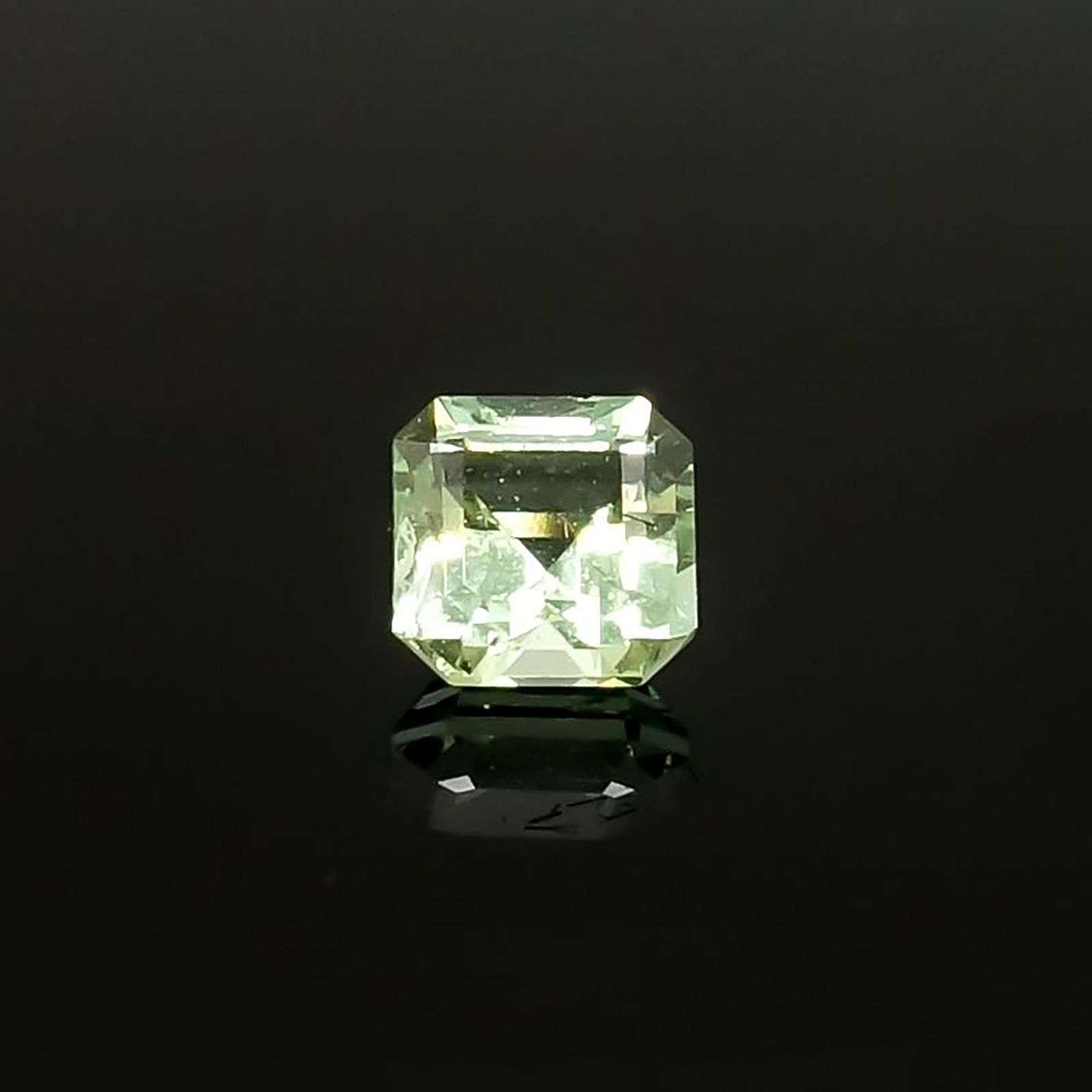 バナジウムコーネルピン(宝石名コーネルピン)タンザニア・タンガ州産 識別済 0.26ct / 3.5x3.5mm前後 [220115624]