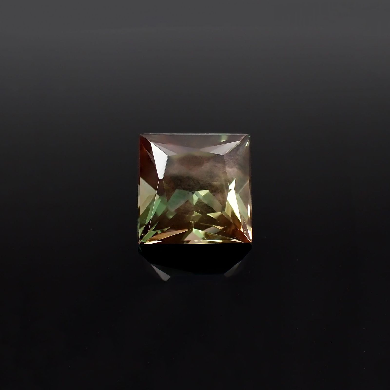 ◇プリンセスカット◇バイカラーオレゴンサンストーン アメリカ・オレゴン州産 2.76ct / 8.5x8.4mm前後 [221018706]
