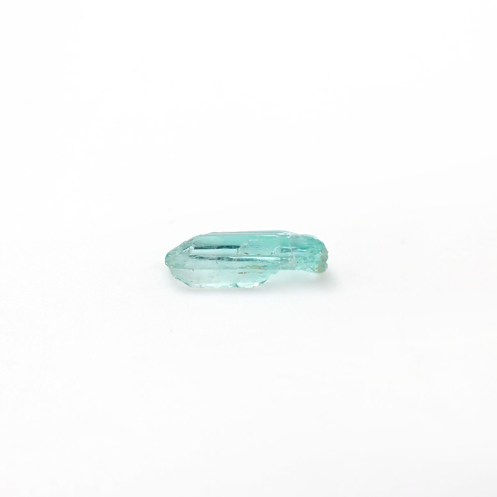 ミントベリル柱状結晶 原石 ナイジェリア産 0.97ct / 12.6x4.2mm前後 [251231419]