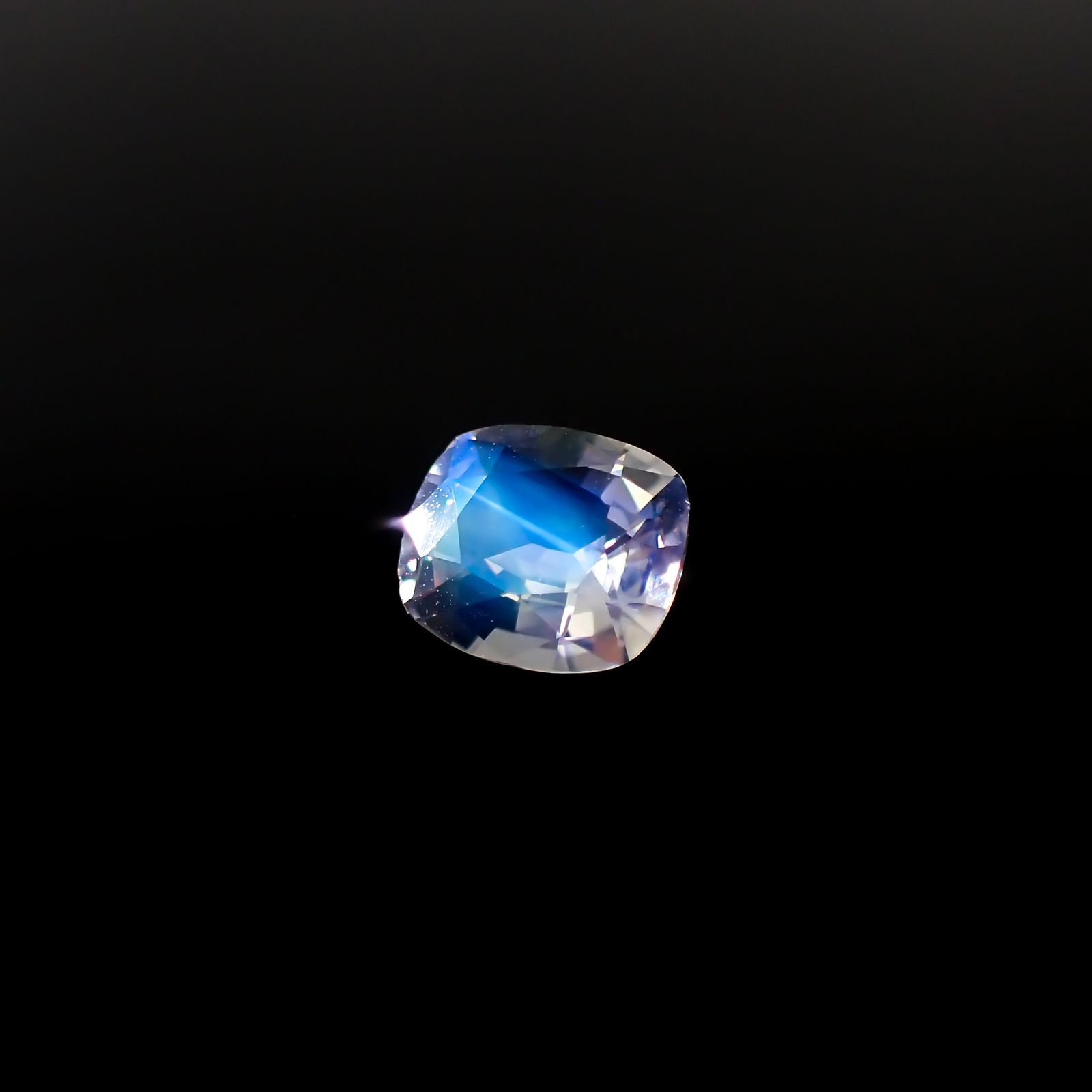 レインボームーンストーン(宝石名ラブラドライト)マダガスカル産 1.298ct ソ付(彩珠)[240326939]7.9x6.9mm前後