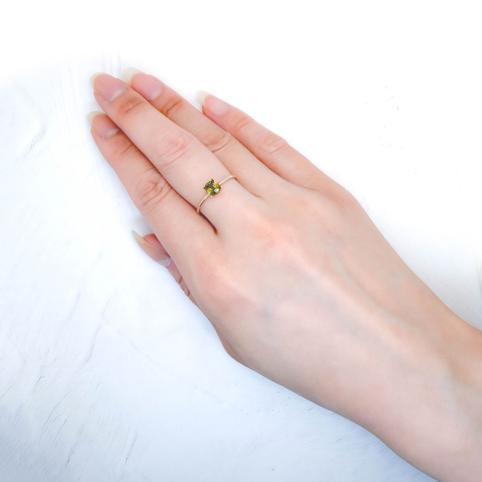 カラーチェンジスフェーン パキスタン産 0.51ct / 5.3x4.6mm前後 [260632435]