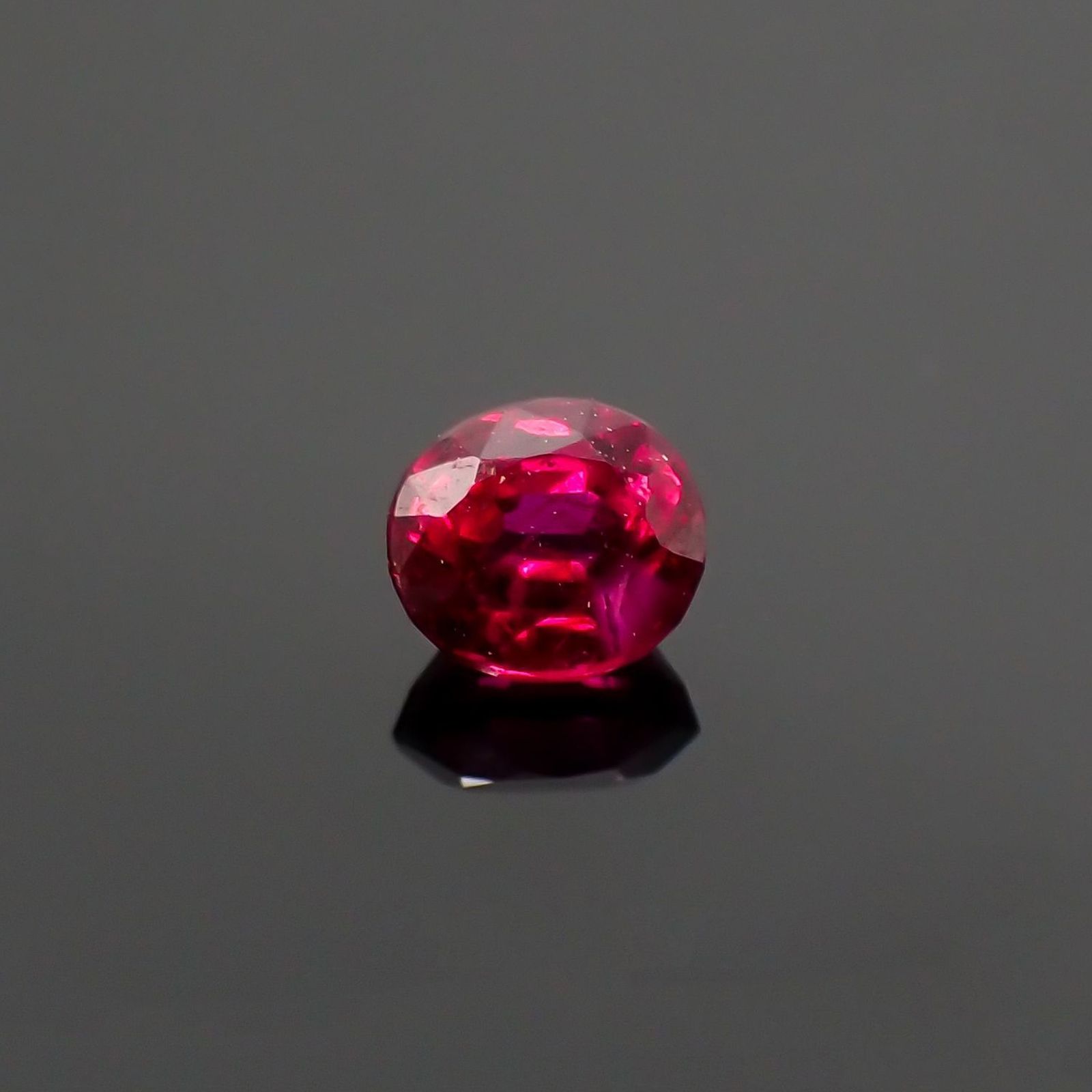 ルビー 非加熱(宝石名ルビー) マダガスカル産 識別済 0.29ct / 3.8x3.4mm前後 [210711738]