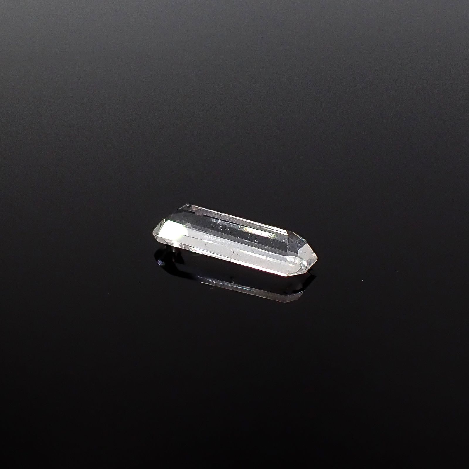テネブレッセンススキャポライト アフガニスタン産 0.49ct / 9.2x3.1mm前後 [260432038]
