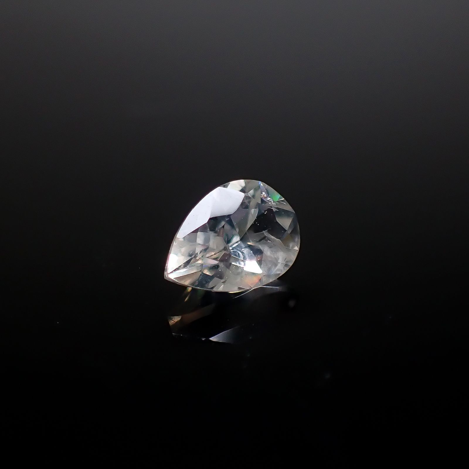 リューサイト 遊色効果あり イタリア産 0.63ct [250730646]6.9x5mm前後