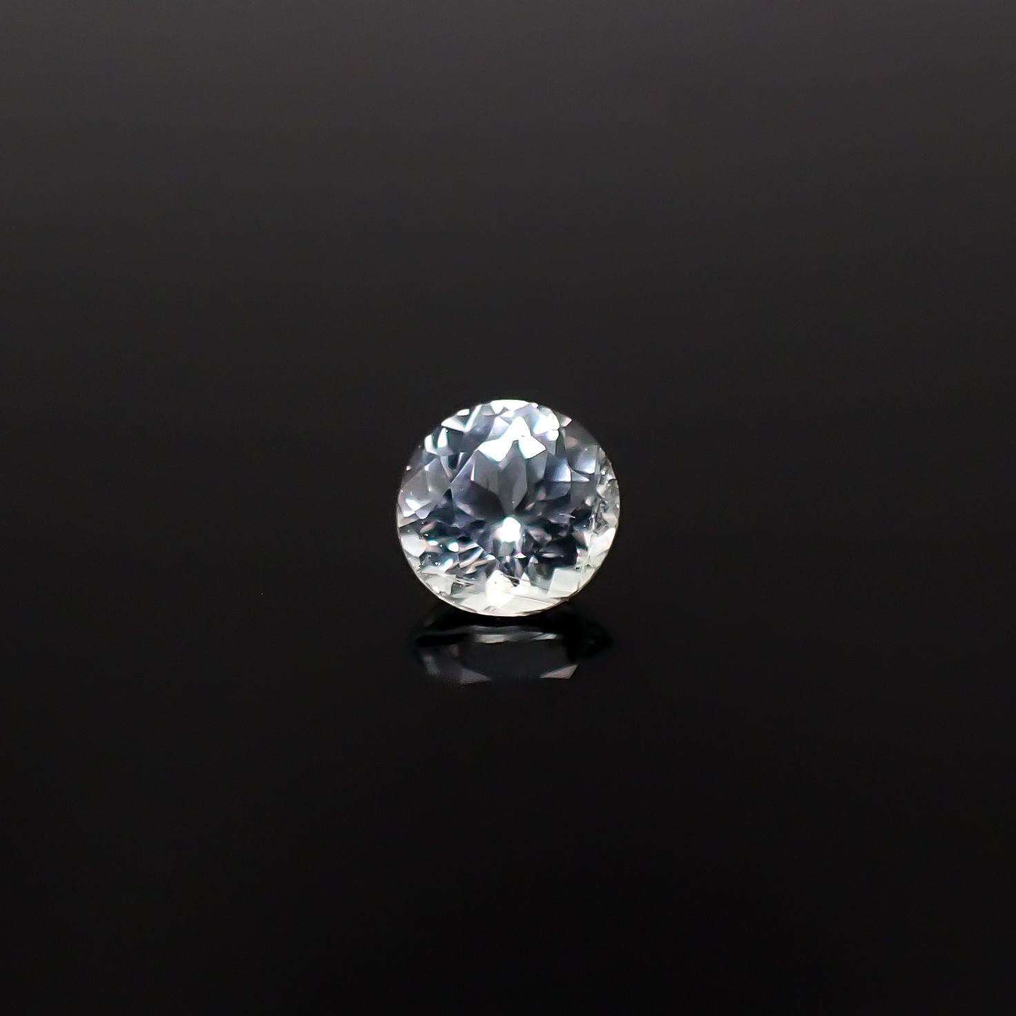 アクロアイト ナイジェリア産 0.29ct / 4.2x4.1mm前後 [251231354]