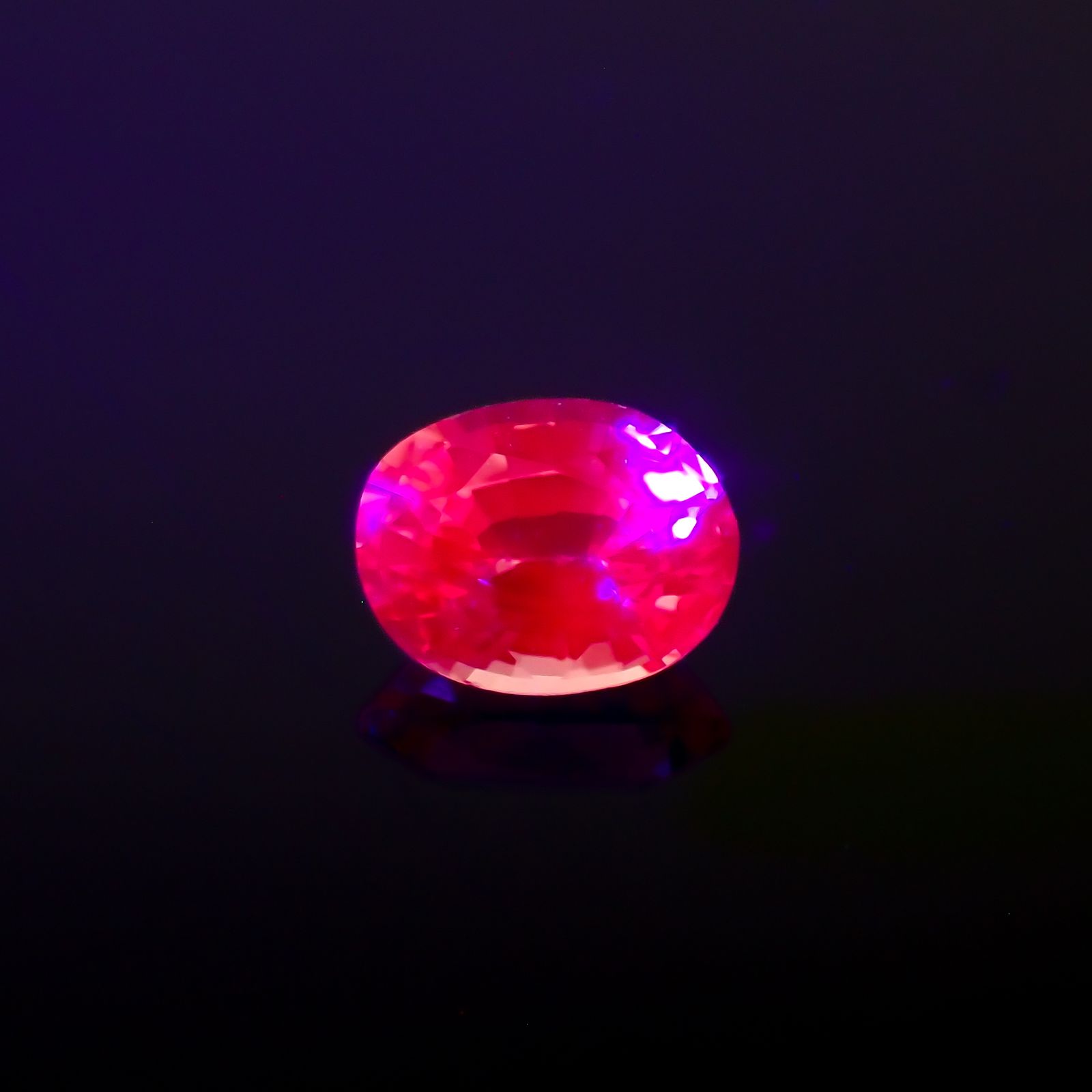 ネオンピンクサファイア スリランカ産 0.25ct[230421532]3.9x3.1mm前後