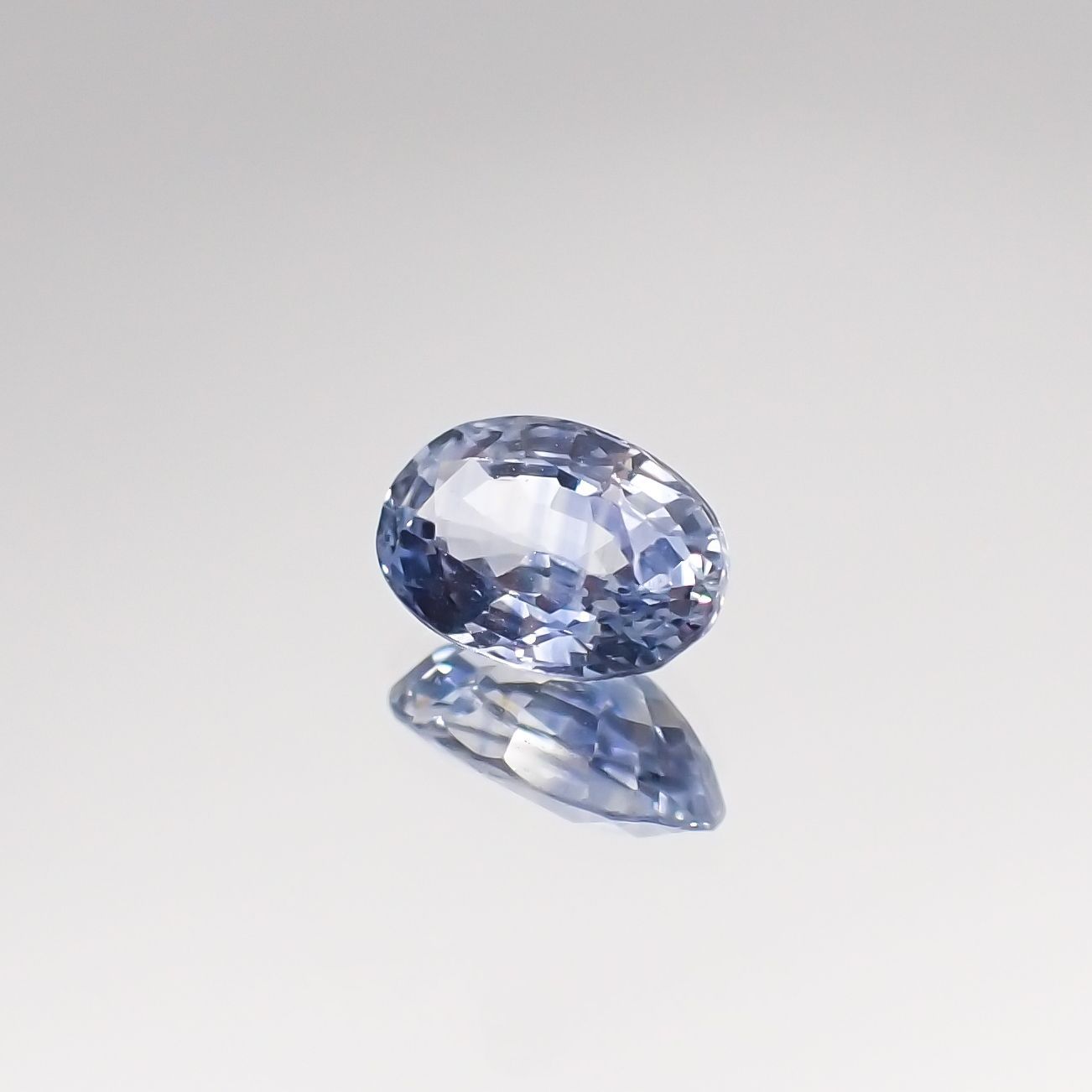 アイスブルーサファイア スリランカ・マダガスカル産 ルース 0.57ct[210711171]6.1×3.9mm前後