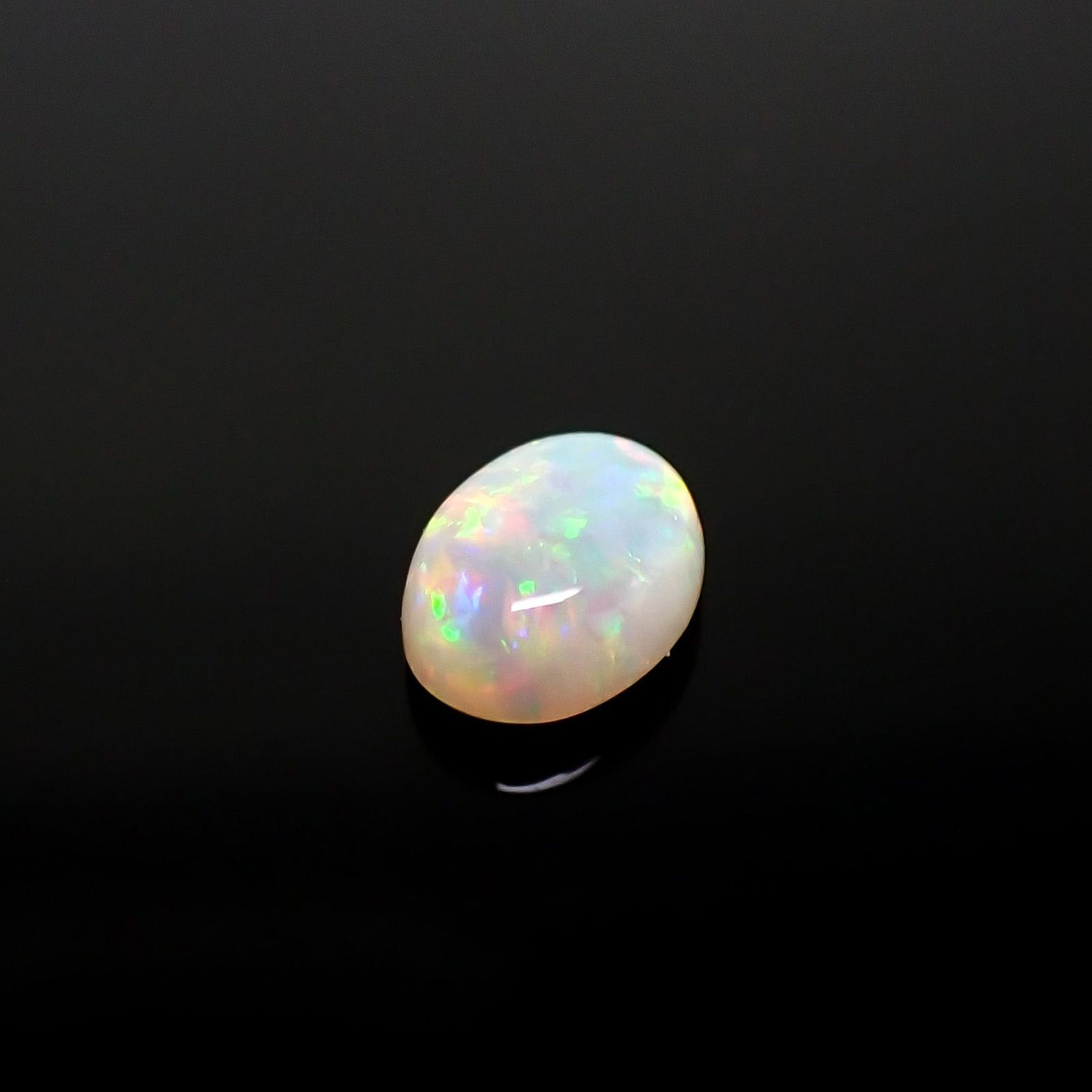 オパール(宝石名ホワイト・オパール) オーストラリア産 ソ付(彩珠) 1.157ct / 8.2x6.1mm前後 [210711331]