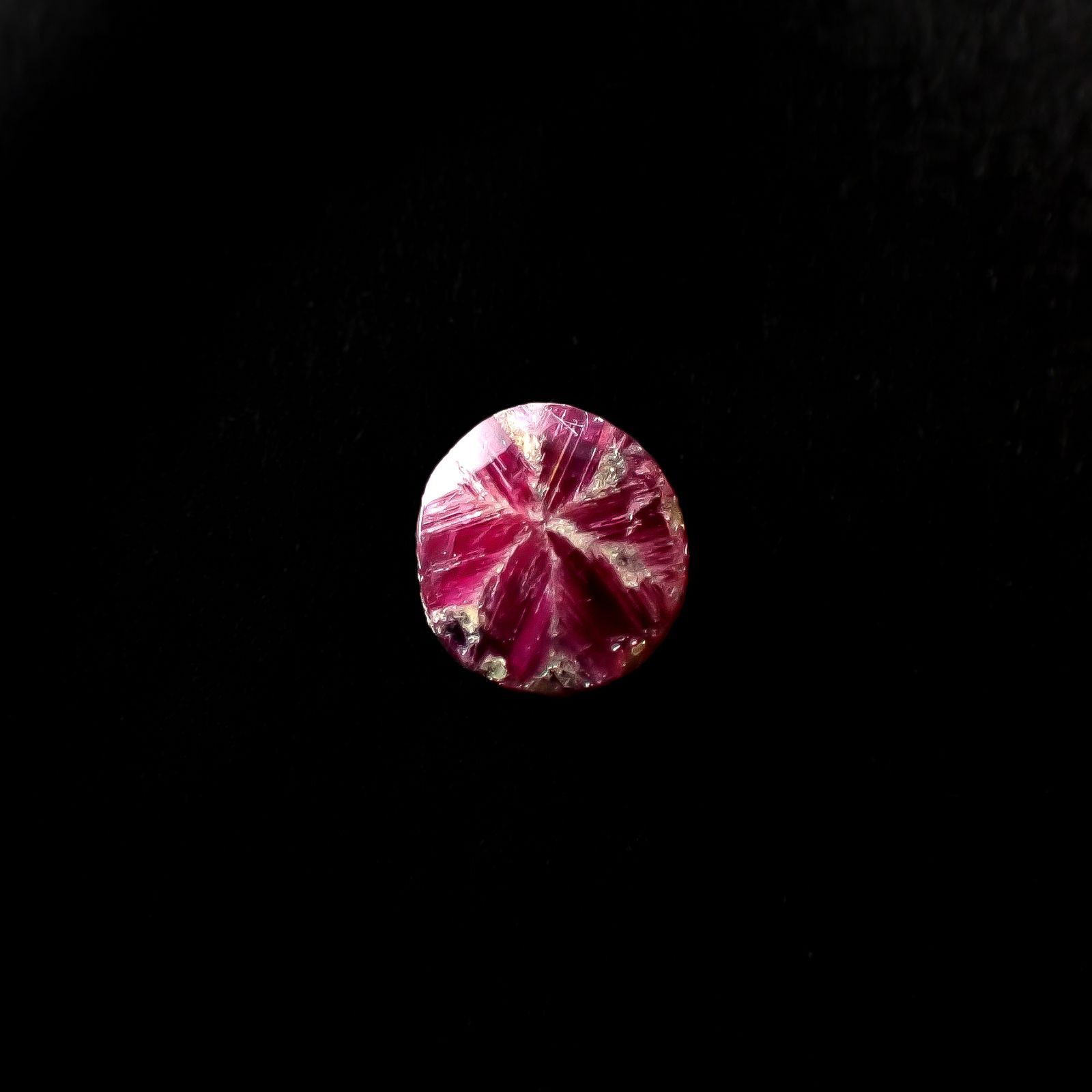 トラピッチェルビー 原石スライス磨き(宝石名トラピッチェ・ルビー)ミャンマー産 0.52ct 識別済[240628071]4.9x4.5mm前後