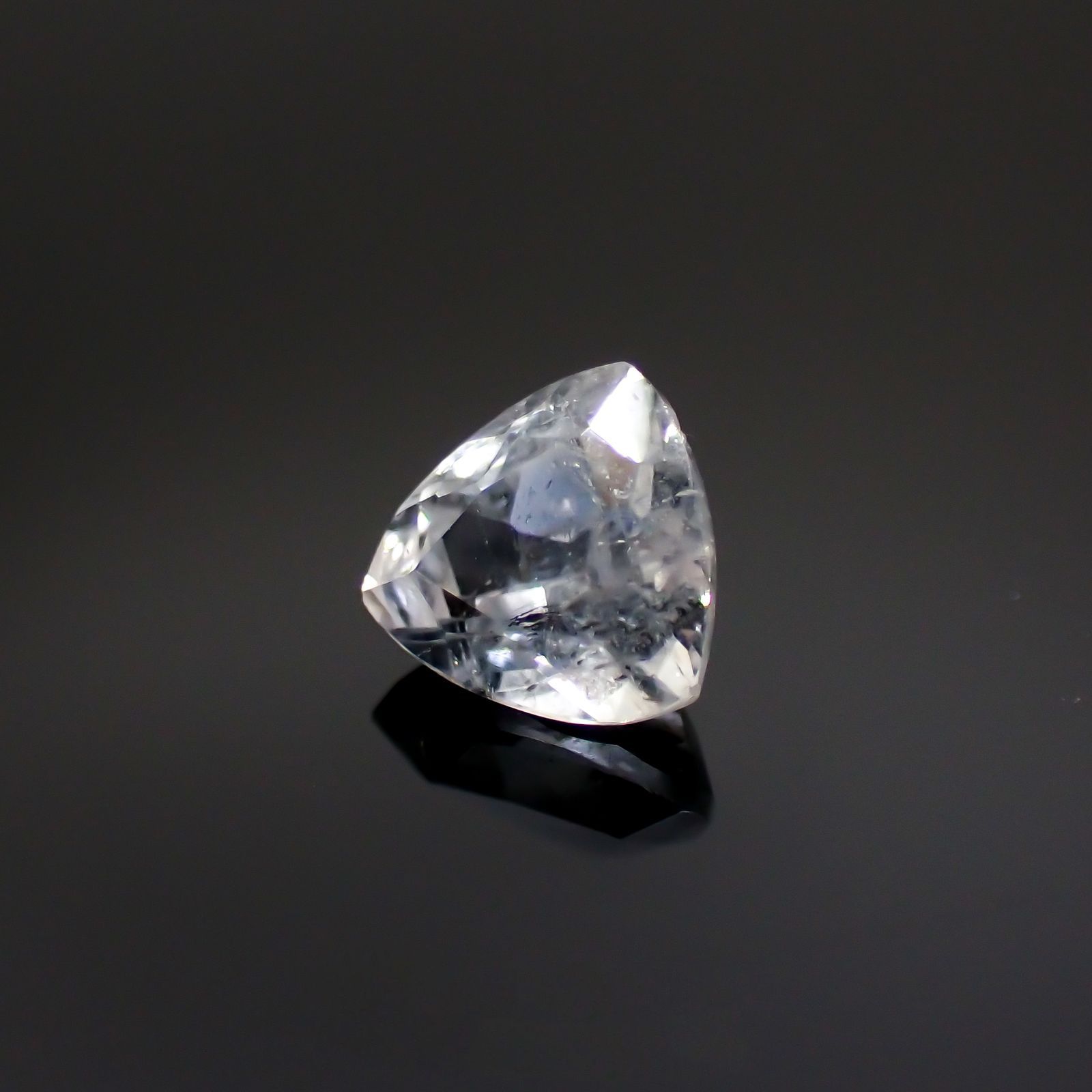 ユークレース(宝石名ユークレース) ブラジル産 0.476ct ソ付(彩珠)[20052391]4.8×4.8mm前後