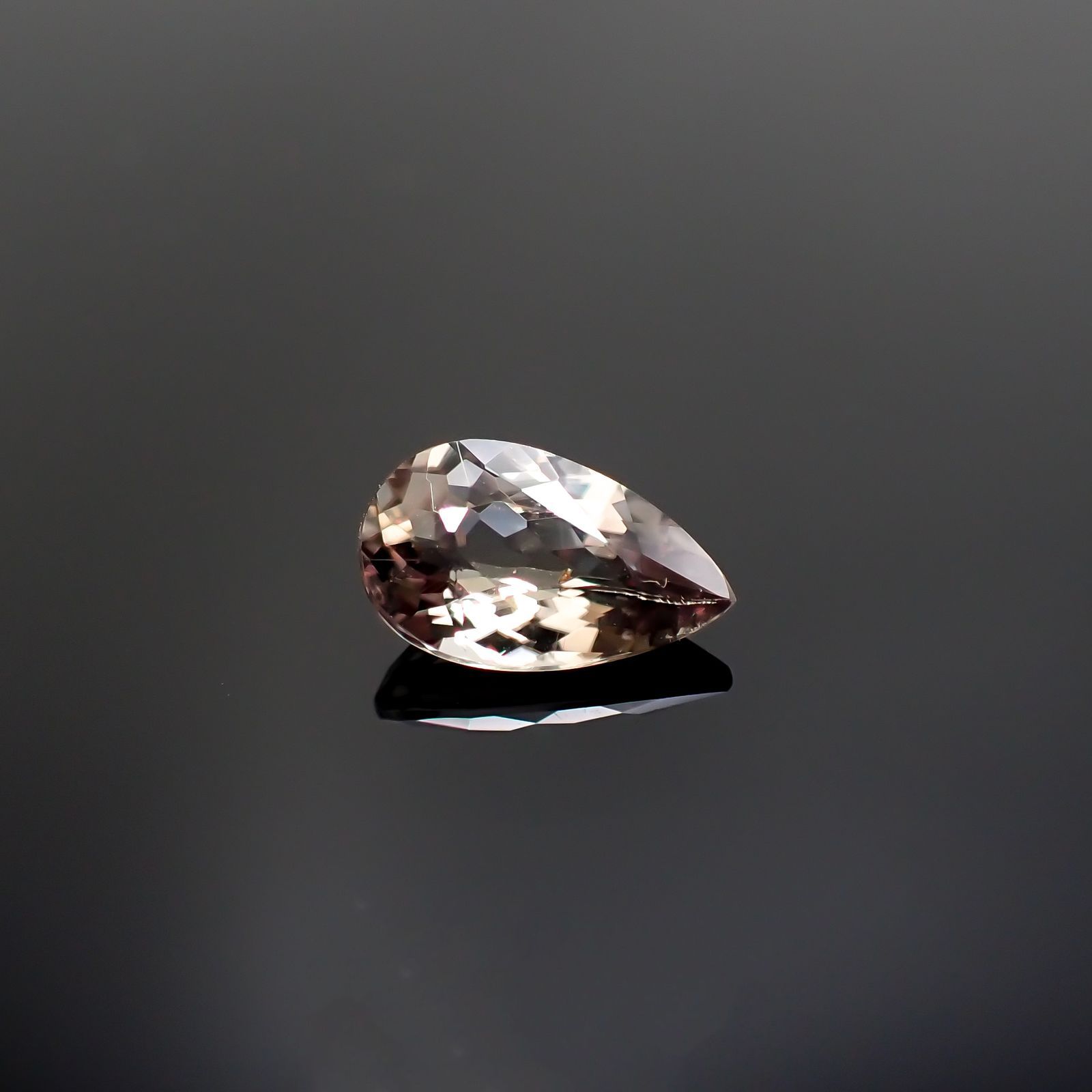 カラーシフト ダイアスポア(宝石名ダイアスポア)トルコ産 1.44ct 識別済[220616687]9.8x6mm前後