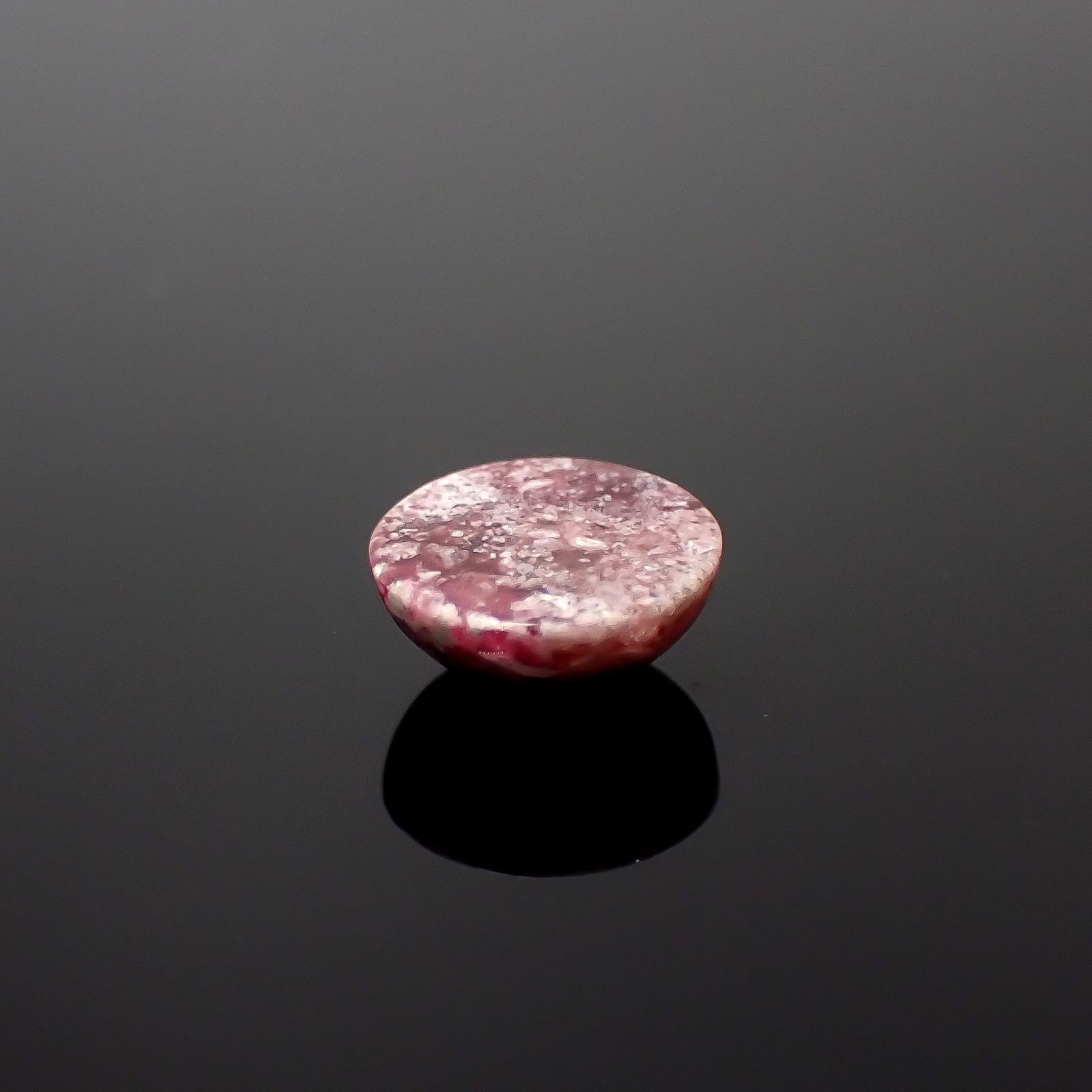 レッドベリル/ピンクベリル(母岩付き) アメリカ・ユタ州産 2.23ct [250530379]9x9mm前後