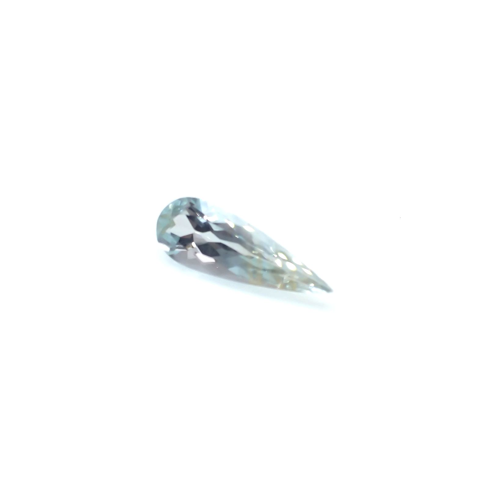 レインボーニードルインブルートパーズ（チューブインブルートパーズ） ブラジル・ミナスジェライス州産 9.15ct[240125509]24.1x8.5mm前後