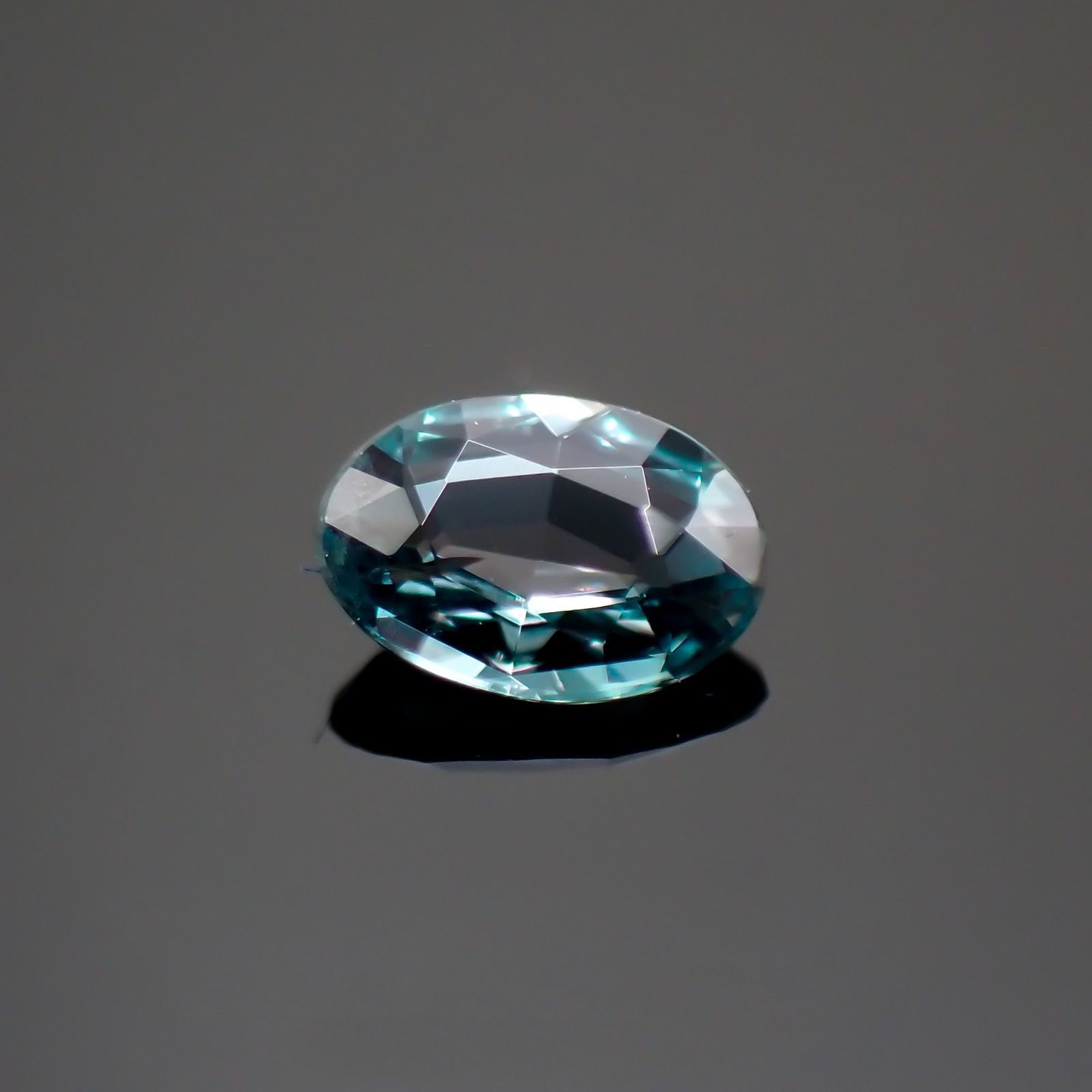アレキサンドライト(宝石名アレキサンドライト)ブラジル産/EmeraldMains社製 0.120ct ソ付(彩珠)[220113813]3.7x2.6mm前後