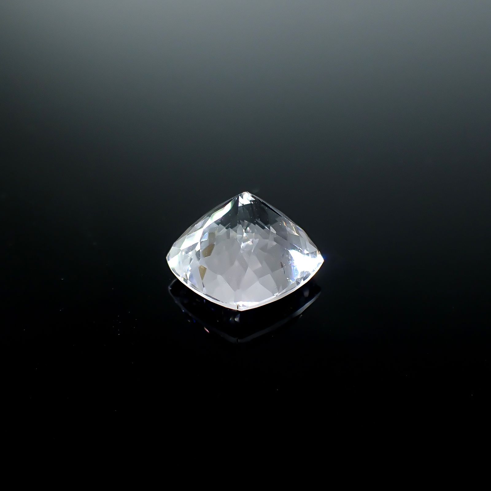 ブルースポジュミン フルオレッセンス(宝石名スポジュミン)アフガニスタン産 13.56ct ソ付(彩珠)[221018695]14x13.7mm前後