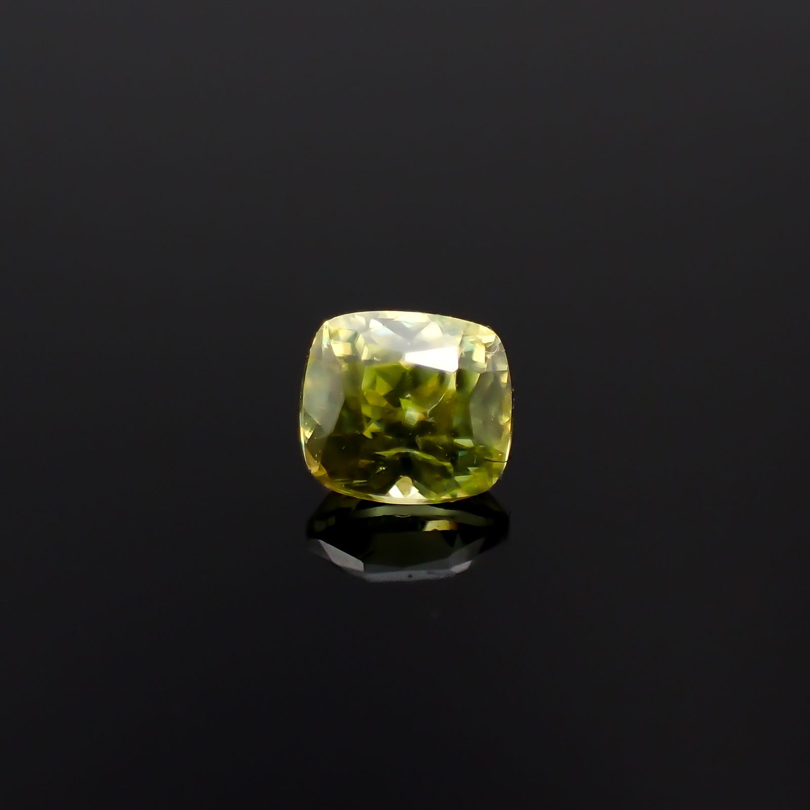 スフェーン マダガスカル産 0.36ct[240627909]4.1x3.7mm前後