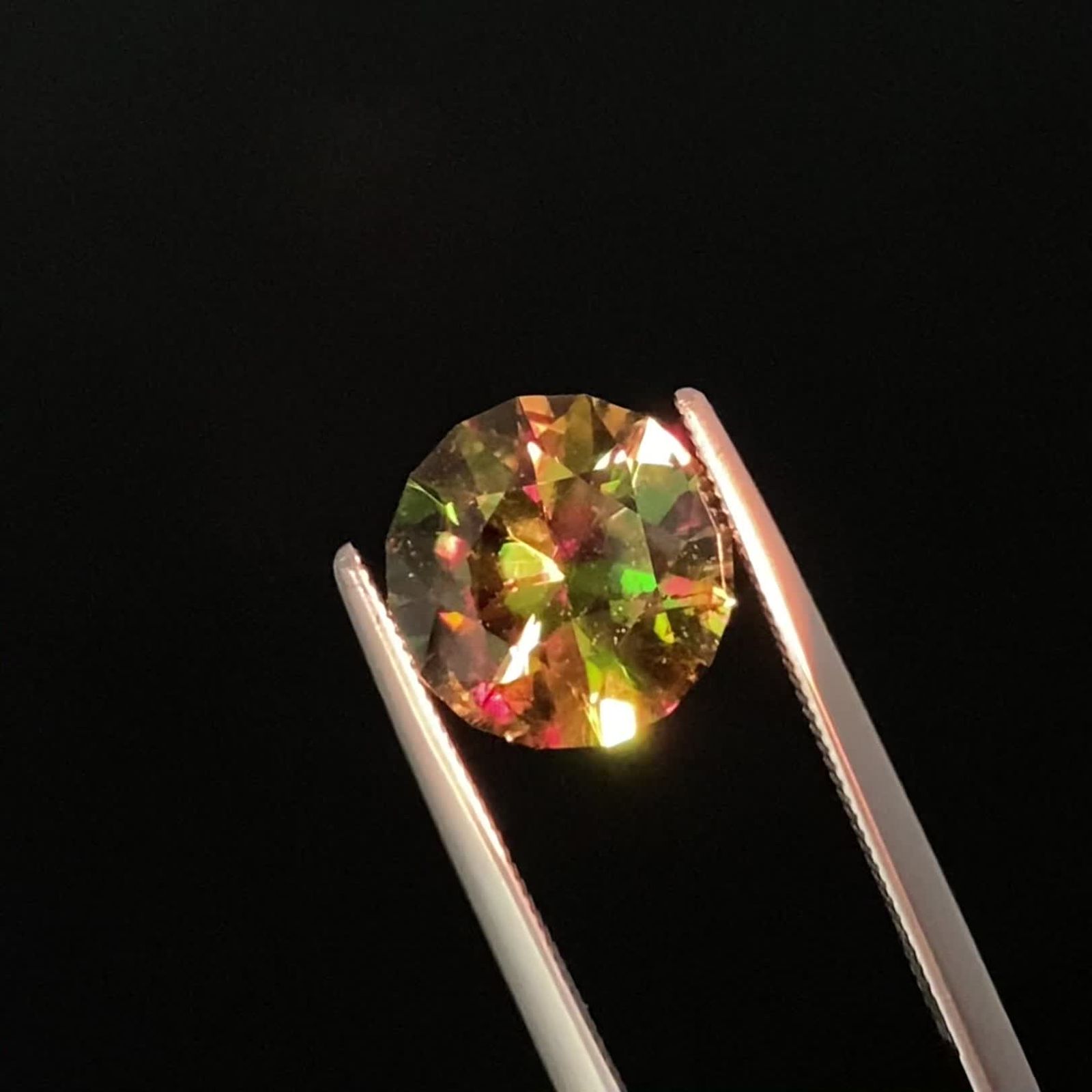 ◇カスタムカット◇カラーチェンジスフェーン ロシア産 3.84ct / 9.6x9