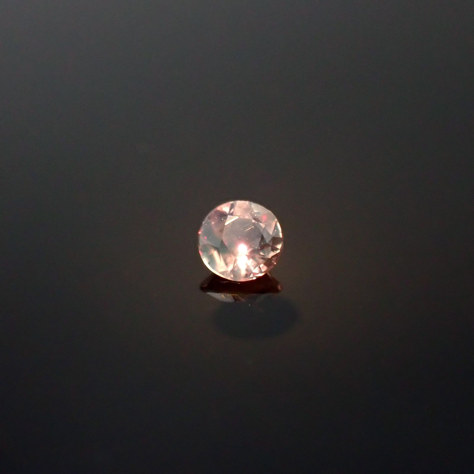 シルキーアレキサンドライト ブラジル・ミナスジェライス州ヘマチタ鉱山産 0.065ct / 2.5x2.5mm前後 [250931029]