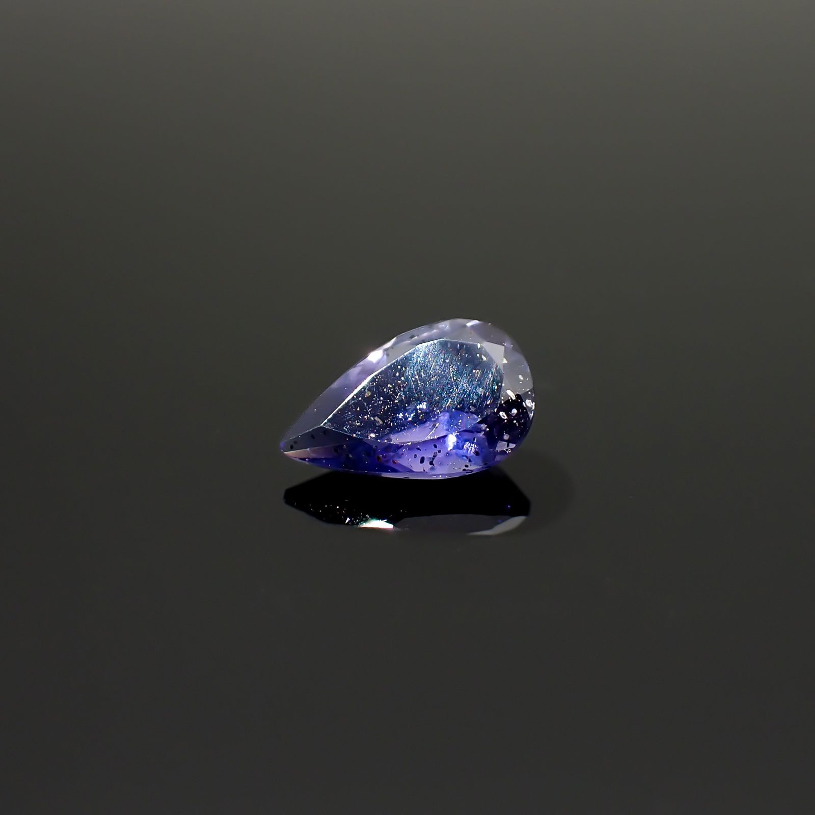 アイオライトサンストーン インド/ブラジル産 0.60ct / 7.9x5mm前後 [260932630]