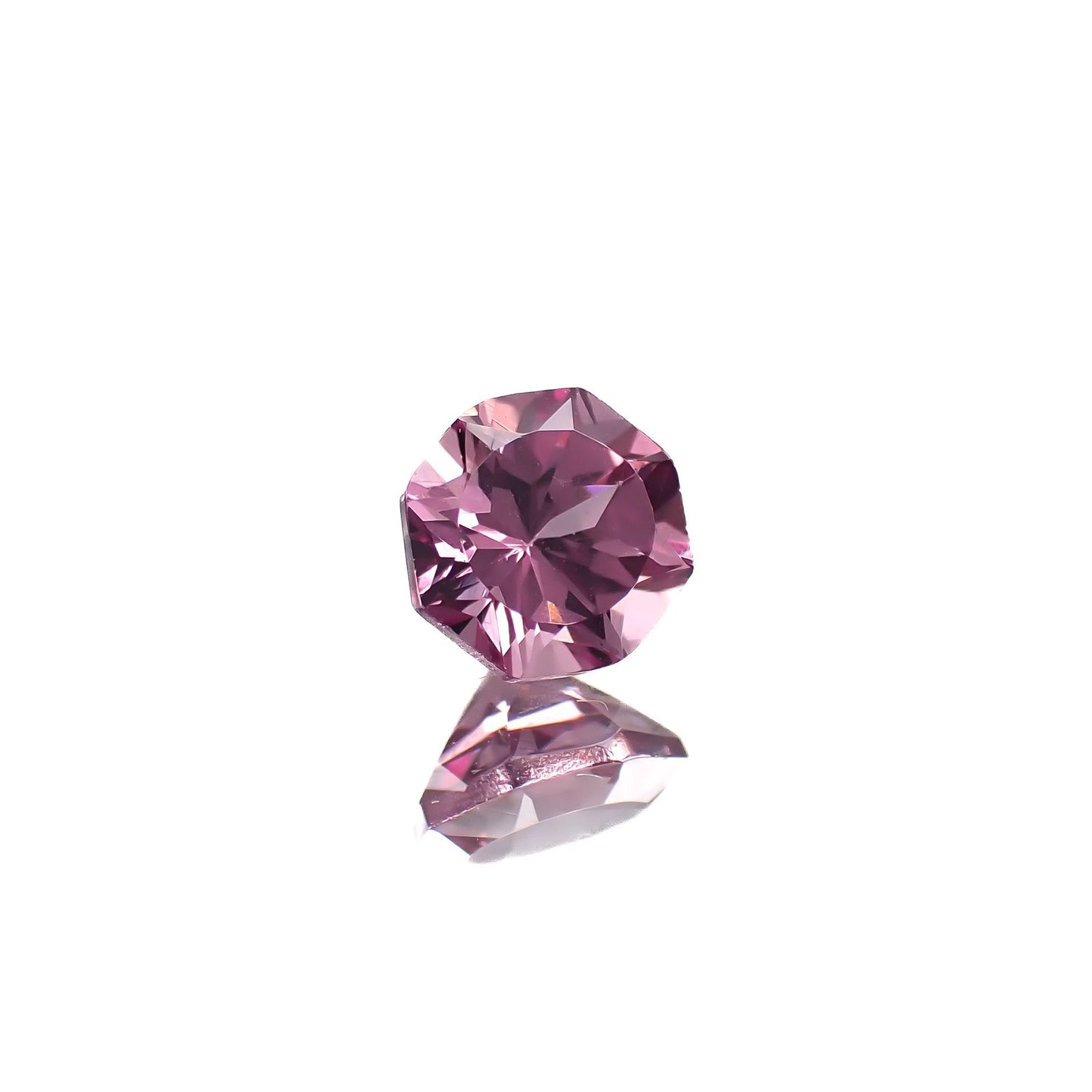 ◇オクタゴンカット◇カラーシフト マラヤガーネット(宝石名ガーネット)タンザニア産 0.71ct 識別済[220817566]5.1x5.1mm前後