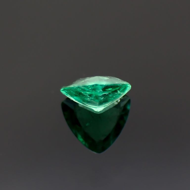 パライバトルマリン(宝石名トルマリン/別名パライバ・トルマリン)ブラジル・パライバ州バターリャ鉱山産 0.29ct 識別済[221018808]4.6x5mm前後