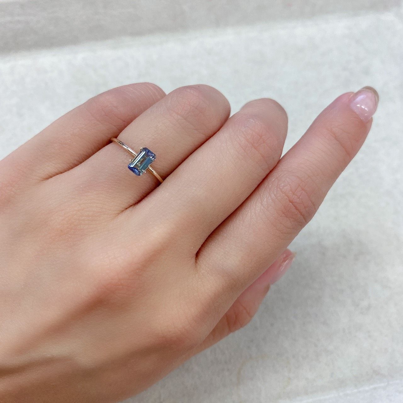 パーティカラータンザナイト(宝石名パーティカラード・ゾイサイト) タンザニア産 0.600ct ソ付(彩珠)[210711578]6.4×3.6mm前後