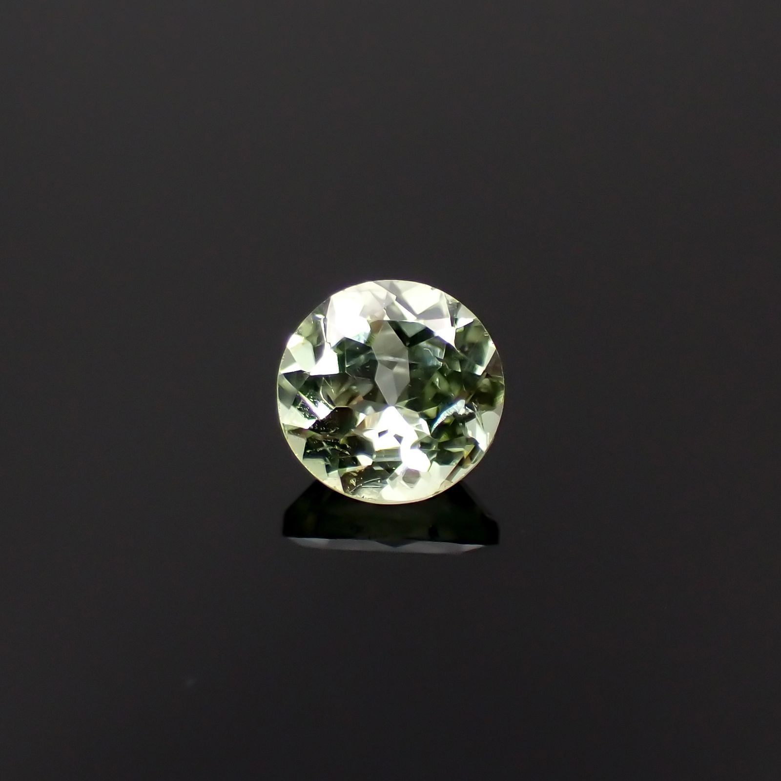 ミントガーネット タンザニア産 0.59ct / 5.2x5.2mm前後 [231023722]