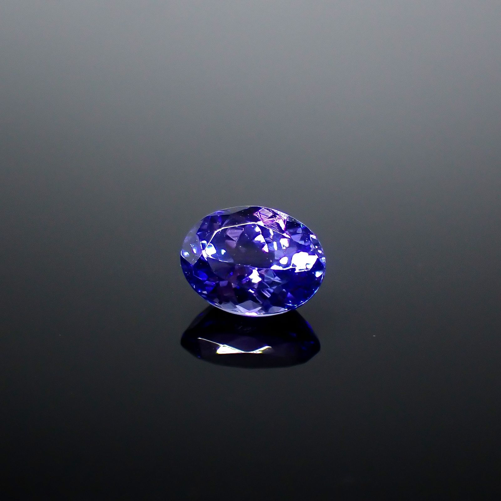 タンザナイト(宝石名タンザナイト)タンザニア産 識別済 1.63ct / 8x6.2mm前後 [251031246]