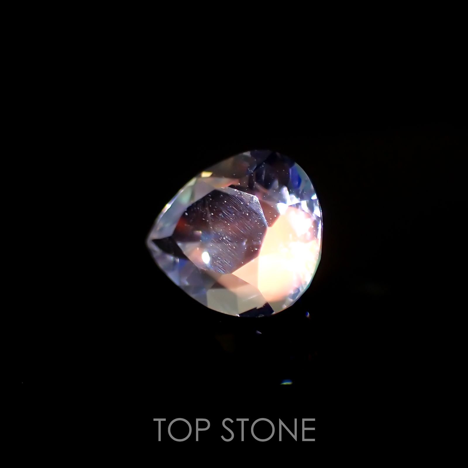 レインボームーンストーン(宝石名ラブラドライト)マダガスカル産 0.7ct 識別済[211113750]6.9x5.6mm前後