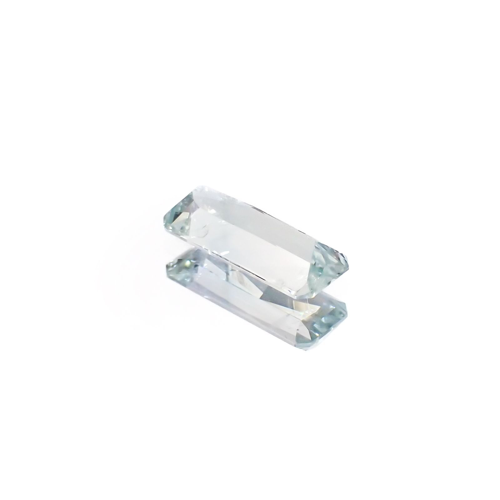 ジェレメジェバイト(宝石名エレメジェバイト)ナミビア産 ソ付(彩珠) 1.084ct / 10x4.2mm前後 [220616456]