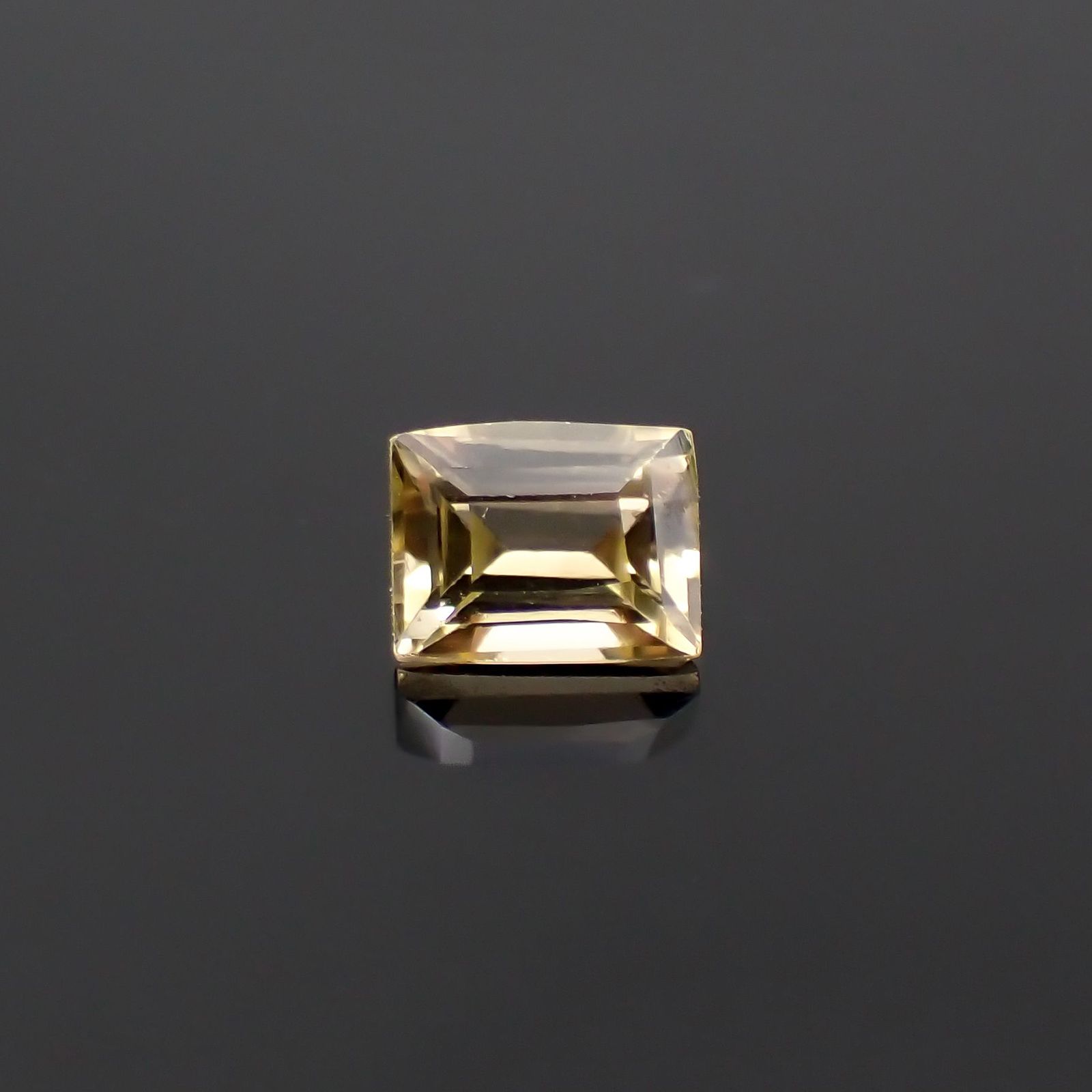 シンハライト(宝石名シンハライト)スリランカ産 0.65ct 識別済 [221219712]5.3x4.1mm前後