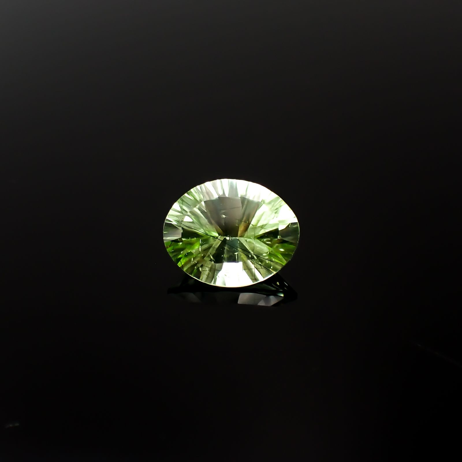 ◇コンケーブカット◇ルドウィジャイトインペリドット パキスタン産 3.20ct[240628420]11x8.8mm前後