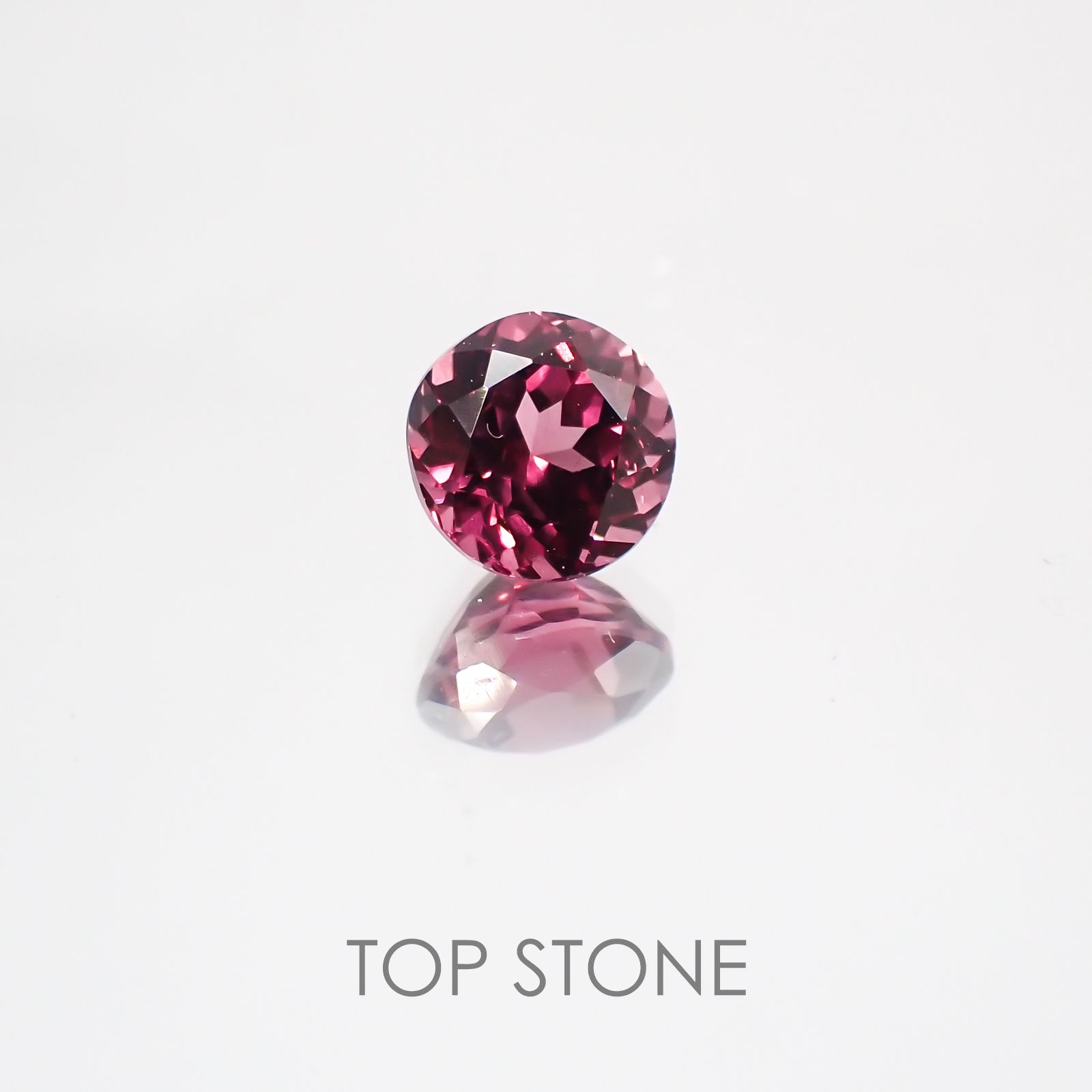 カラーチェンジマラヤガーネット タンザニア産 ルース 0.82ct[21059662]5.4×5.4mm前後