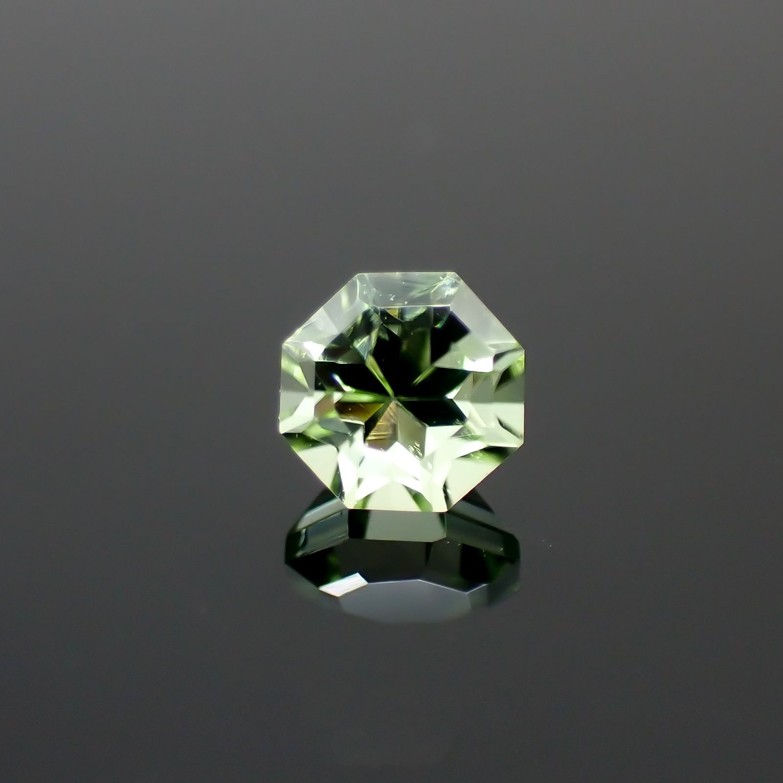 ◇オクタゴンカット◇ペリドット(宝石名ペリドット) パキスタン産 0.41ct 識別済[210913103]4.1×4mm前後