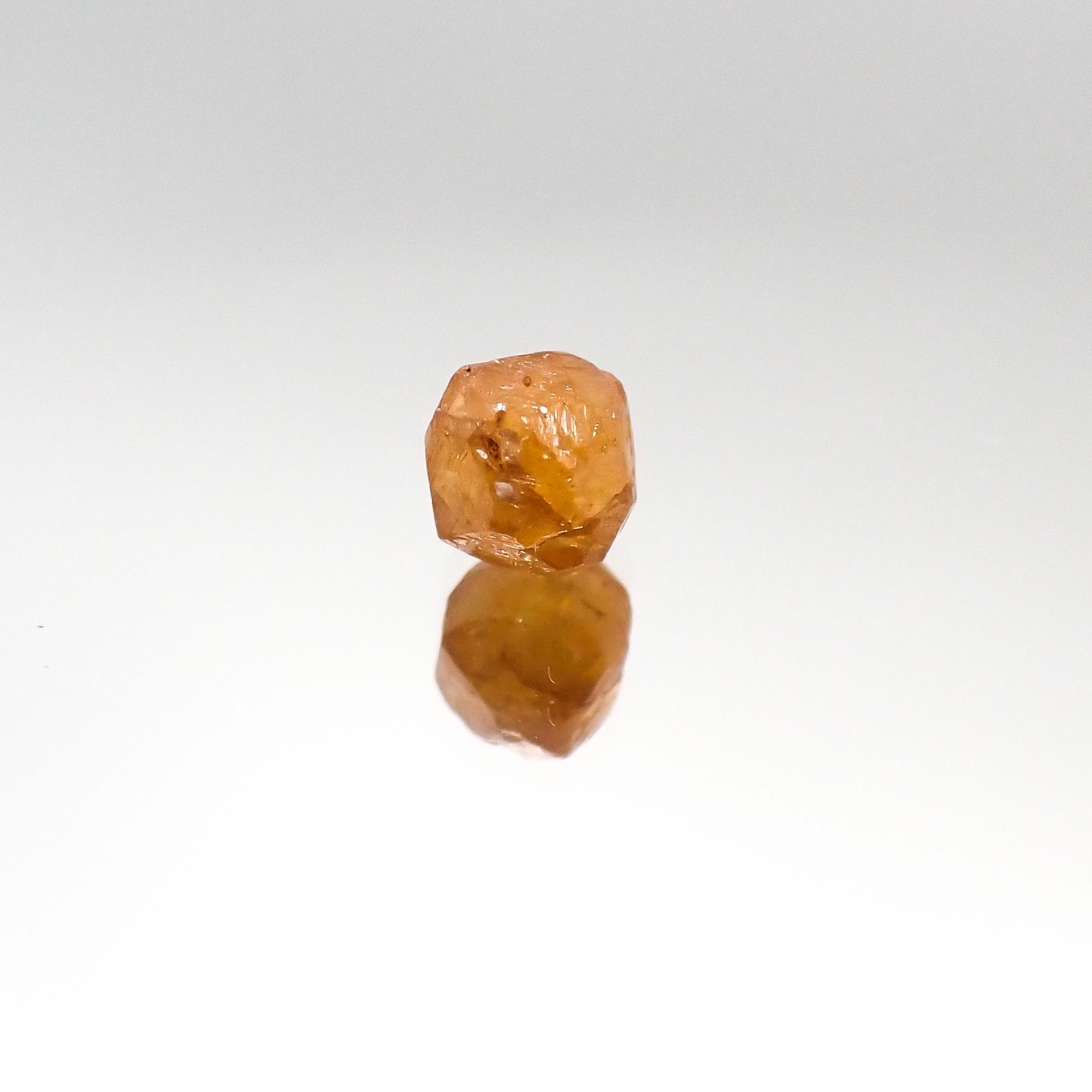 スペサルティンガーネット マンダリンオレンジカラー 原石(宝石名ガーネット)タンザニア産 0.93ct 識別済[231023939]5x4.9mm前後