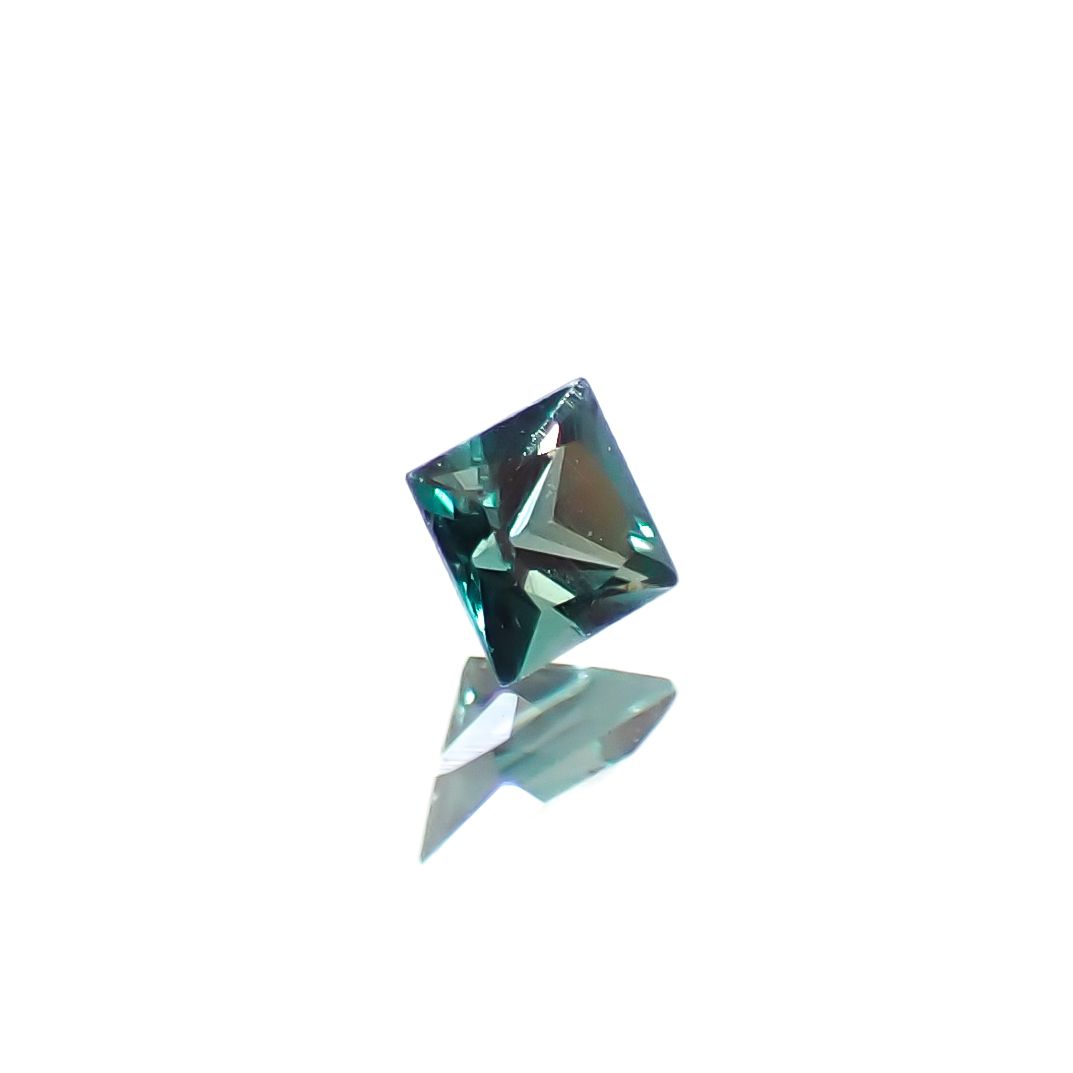◇プリンセスカット◇ベキリーブルーガーネット（カラーチェンジガーネット アレキタイプ） マダガスカル・ベキリー産 0.063ct [241229622]2.1x2.1mm前後