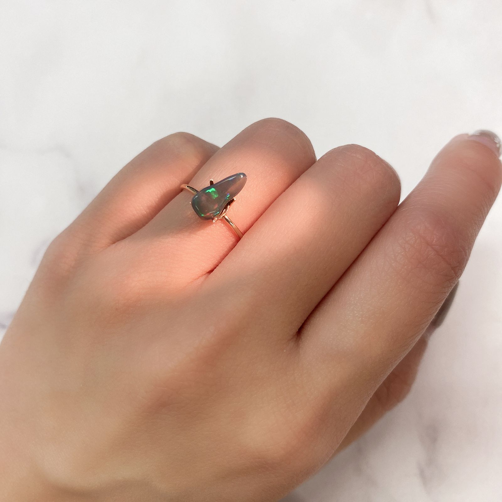 ◇バロック型◇ブラックオパール(宝石名オパール/加熱処理) エチオピア産 1.20ct 識別済[210913253]11×5mm前後