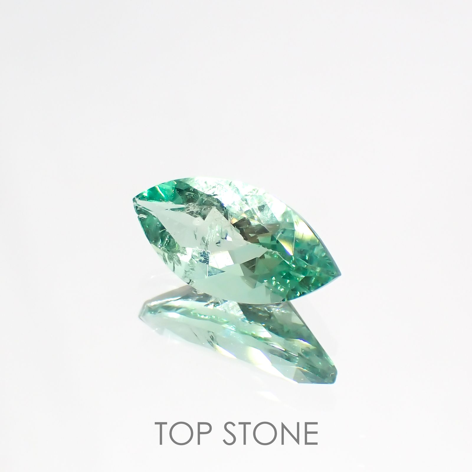 フローライト フルオレッセンス(宝石名フルオライト)イギリス・ロジャリー鉱山産 1.51ct 識別済[211113784]11.1x5.5mm前後