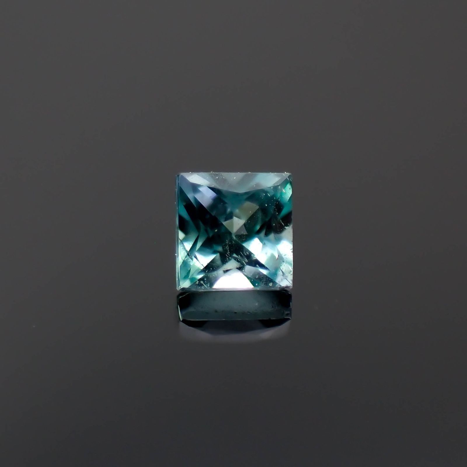 ◇プリンセスカット◇ブルーグリーンコーネルピン タンザニア産 0.074ct / 2.1x2.1mm前後 [260222853]