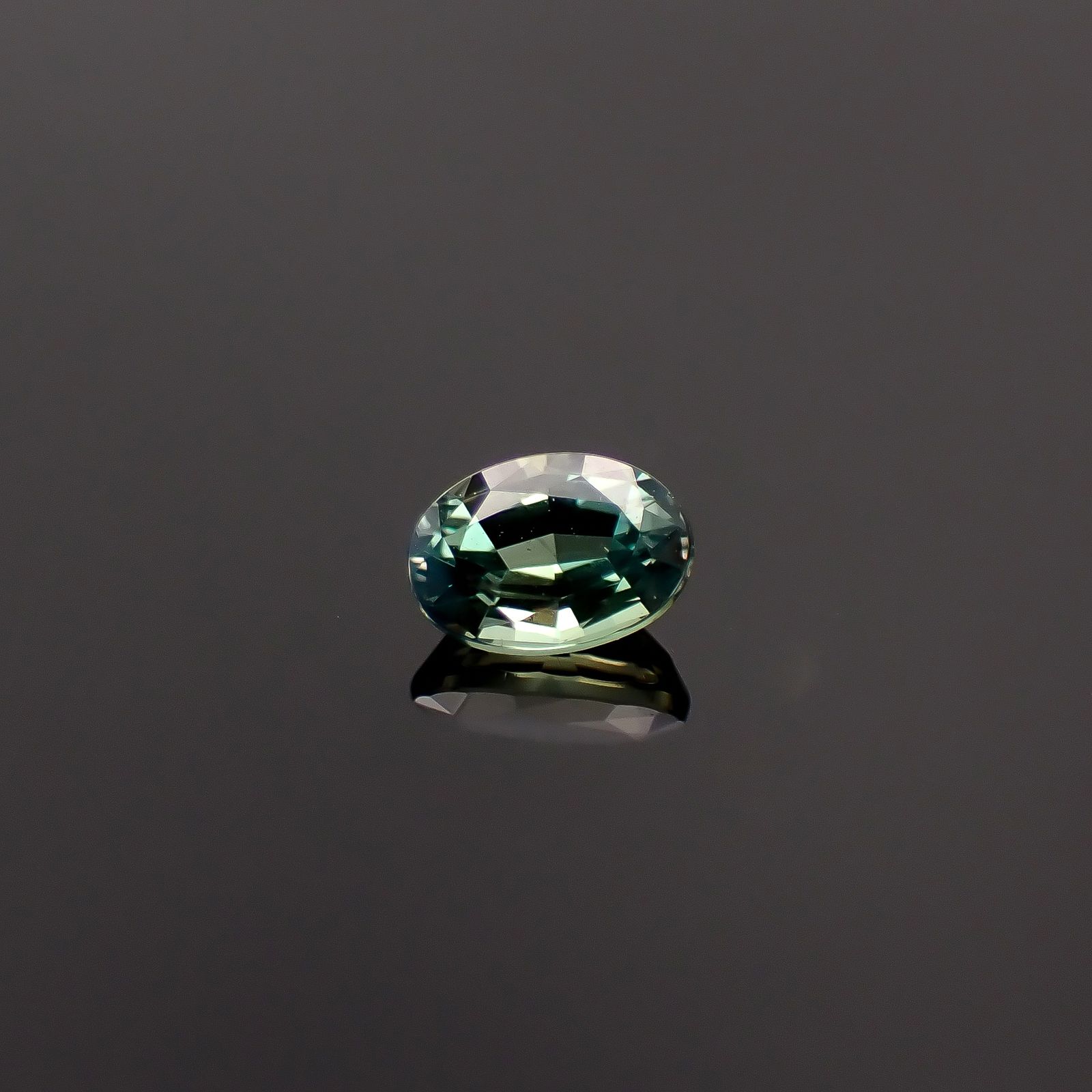 アレキサンドライト ブラジル産 EmeraldMains社製 0.23ct / 4.3x3mm前後 [260131571]