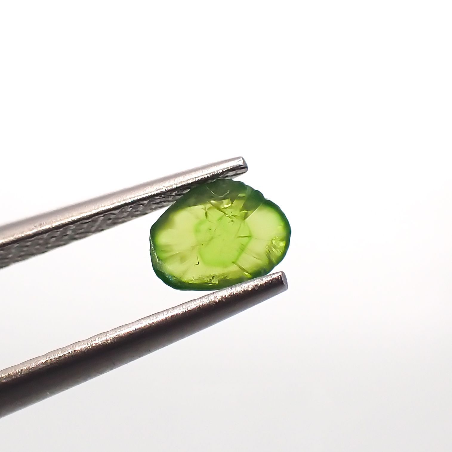 デマントイドガーネット 原石スライス(宝石名デマントイド・ガーネット) 0.35ct 識別済[210812774]5.3×4.1mm前後