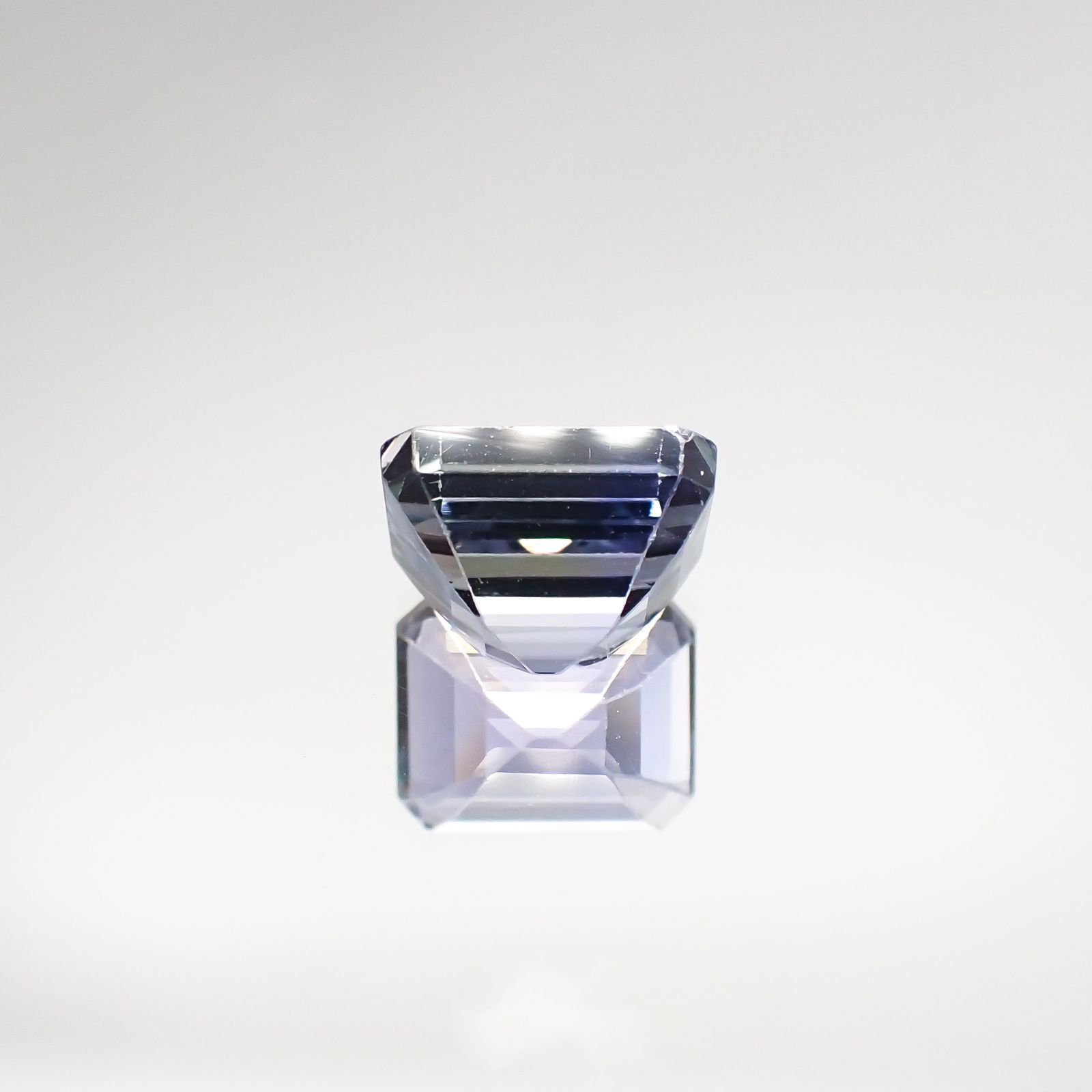 バイカラータンザナイト(宝石名タンザナイト) タンザニア産 2.382ct ソ付(彩珠)[210711640]7.9×6.2mm前後