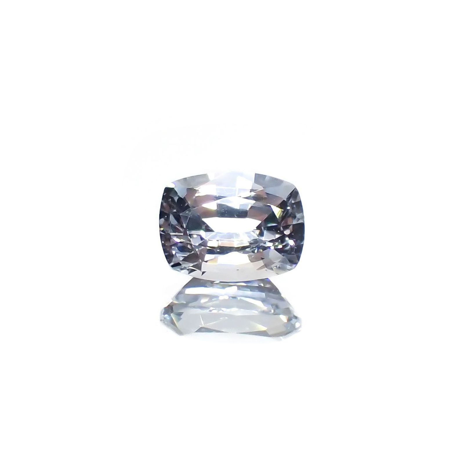 アイスブルーサファイア(宝石名サファイア)スリランカ/マダガスカル産 識別済 0.68ct / 5.7x4.3mm前後 [220817456]