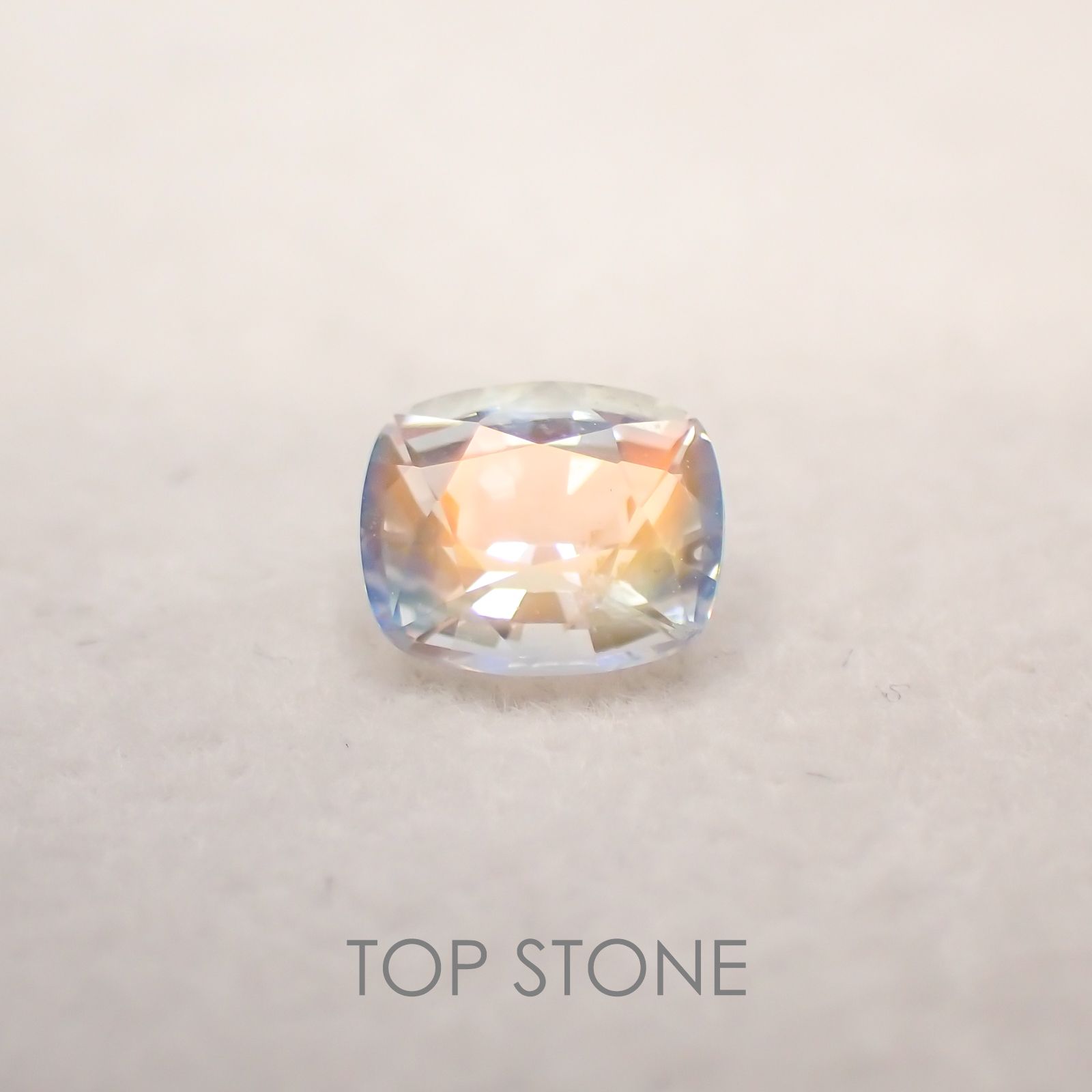 レインボームーンストーン(アンデシンラブラドライト) マダガスカル産 ルース 0.74ct[210410565]6.2×5.2mm前後